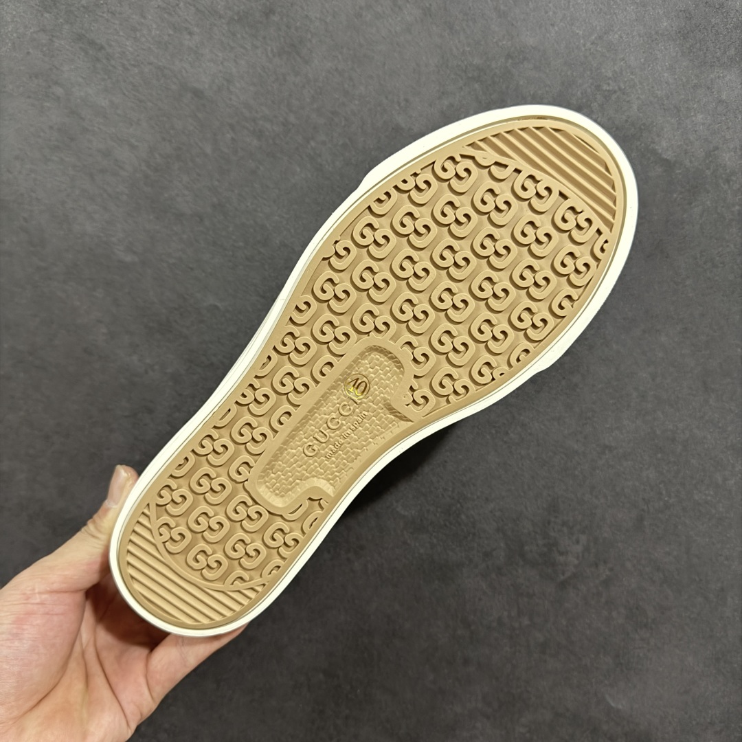 图片[9]-【广东纯原版本】Gucci厚底布鞋 引领新风尚 5cm隐形增高术 悄悄拉长腿部线条，矮个子救星/小个子神器 软弹缓震厚底设计，踩出「踩屎感」舒适 却比老爹鞋轻60%，仿佛赤足踏云而行 🔥 三重新潮基因 🔥 ✅ 非遗千层纳底工艺 128道针脚手工缝制，比普通布鞋耐磨3倍 ✅ 3D立体足弓承托 记忆海绵鞋垫+透气网纱内里，暴走2万步不累脚 ✅ 解构主义新美学 撞色滚边/水墨书法/青花瓷纹样，汉服、牛仔裤皆可配 「让双脚在钢筋森林里，重获老布鞋的温柔」 点击下方小车，解锁你的云端漫步体验 ☁️ 配码：35-40-选品中心