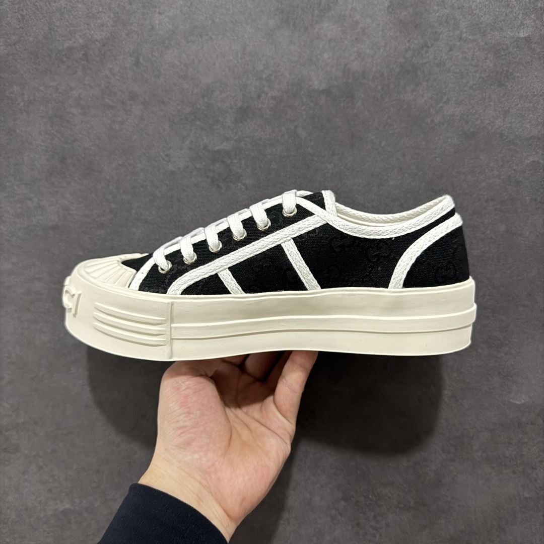 图片[2]-【广东纯原版本】Gucci厚底布鞋 引领新风尚 5cm隐形增高术 悄悄拉长腿部线条，矮个子救星/小个子神器 软弹缓震厚底设计，踩出「踩屎感」舒适 却比老爹鞋轻60%，仿佛赤足踏云而行 🔥 三重新潮基因 🔥 ✅ 非遗千层纳底工艺 128道针脚手工缝制，比普通布鞋耐磨3倍 ✅ 3D立体足弓承托 记忆海绵鞋垫+透气网纱内里，暴走2万步不累脚 ✅ 解构主义新美学 撞色滚边/水墨书法/青花瓷纹样，汉服、牛仔裤皆可配 「让双脚在钢筋森林里，重获老布鞋的温柔」 点击下方小车，解锁你的云端漫步体验 ☁️ 配码：35-40-选品中心