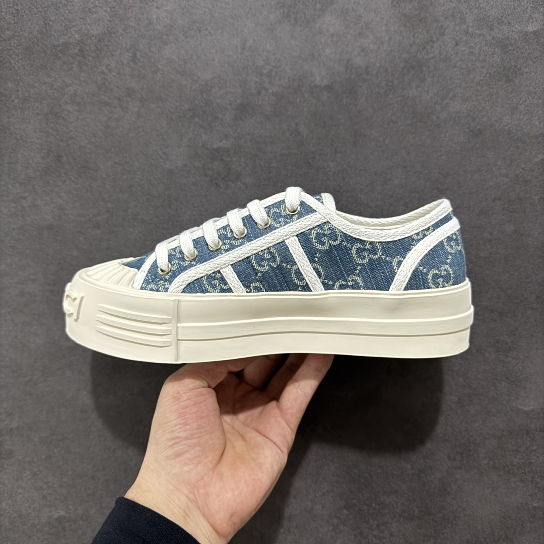 图片[2]-【广东纯原版本】Gucci厚底布鞋 引领新风尚 5cm隐形增高术 悄悄拉长腿部线条，矮个子救星/小个子神器 软弹缓震厚底设计，踩出「踩屎感」舒适 却比老爹鞋轻60%，仿佛赤足踏云而行 🔥 三重新潮基因 🔥 ✅ 非遗千层纳底工艺 128道针脚手工缝制，比普通布鞋耐磨3倍 ✅ 3D立体足弓承托 记忆海绵鞋垫+透气网纱内里，暴走2万步不累脚 ✅ 解构主义新美学 撞色滚边/水墨书法/青花瓷纹样，汉服、牛仔裤皆可配 「让双脚在钢筋森林里，重获老布鞋的温柔」 点击下方小车，解锁你的云端漫步体验 ☁️ 配码：35-40-选品中心