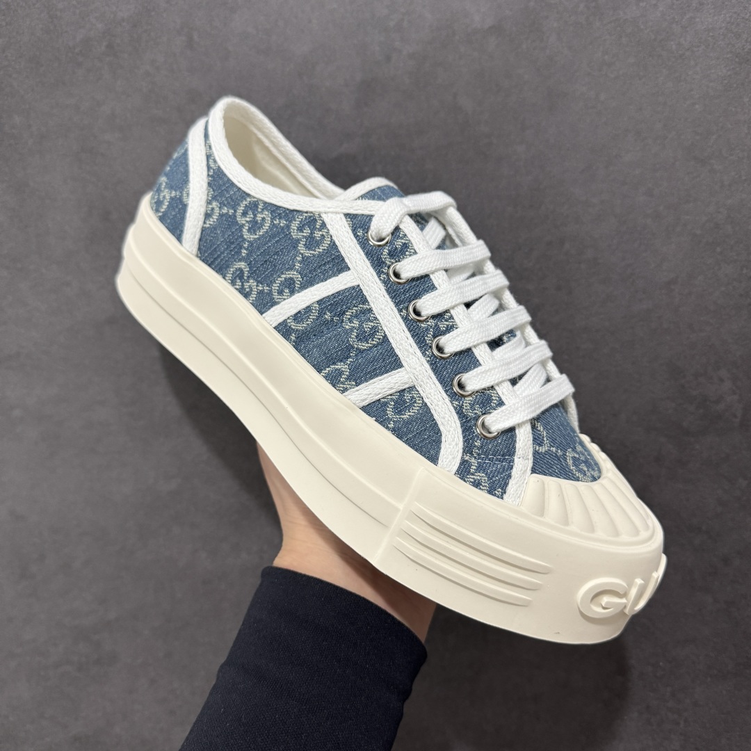 图片[3]-【广东纯原版本】Gucci厚底布鞋 引领新风尚 5cm隐形增高术 悄悄拉长腿部线条，矮个子救星/小个子神器 软弹缓震厚底设计，踩出「踩屎感」舒适 却比老爹鞋轻60%，仿佛赤足踏云而行 🔥 三重新潮基因 🔥 ✅ 非遗千层纳底工艺 128道针脚手工缝制，比普通布鞋耐磨3倍 ✅ 3D立体足弓承托 记忆海绵鞋垫+透气网纱内里，暴走2万步不累脚 ✅ 解构主义新美学 撞色滚边/水墨书法/青花瓷纹样，汉服、牛仔裤皆可配 「让双脚在钢筋森林里，重获老布鞋的温柔」 点击下方小车，解锁你的云端漫步体验 ☁️ 配码：35-40-选品中心