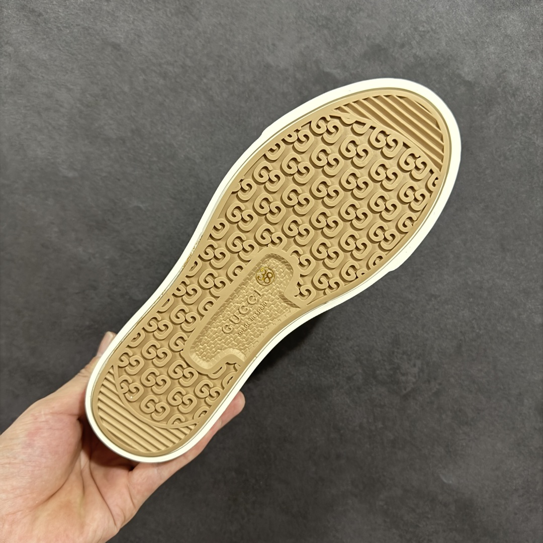 图片[9]-【广东纯原版本】Gucci厚底布鞋 引领新风尚 5cm隐形增高术 悄悄拉长腿部线条，矮个子救星/小个子神器 软弹缓震厚底设计，踩出「踩屎感」舒适 却比老爹鞋轻60%，仿佛赤足踏云而行 🔥 三重新潮基因 🔥 ✅ 非遗千层纳底工艺 128道针脚手工缝制，比普通布鞋耐磨3倍 ✅ 3D立体足弓承托 记忆海绵鞋垫+透气网纱内里，暴走2万步不累脚 ✅ 解构主义新美学 撞色滚边/水墨书法/青花瓷纹样，汉服、牛仔裤皆可配 「让双脚在钢筋森林里，重获老布鞋的温柔」 点击下方小车，解锁你的云端漫步体验 ☁️ 配码：35-40-选品中心