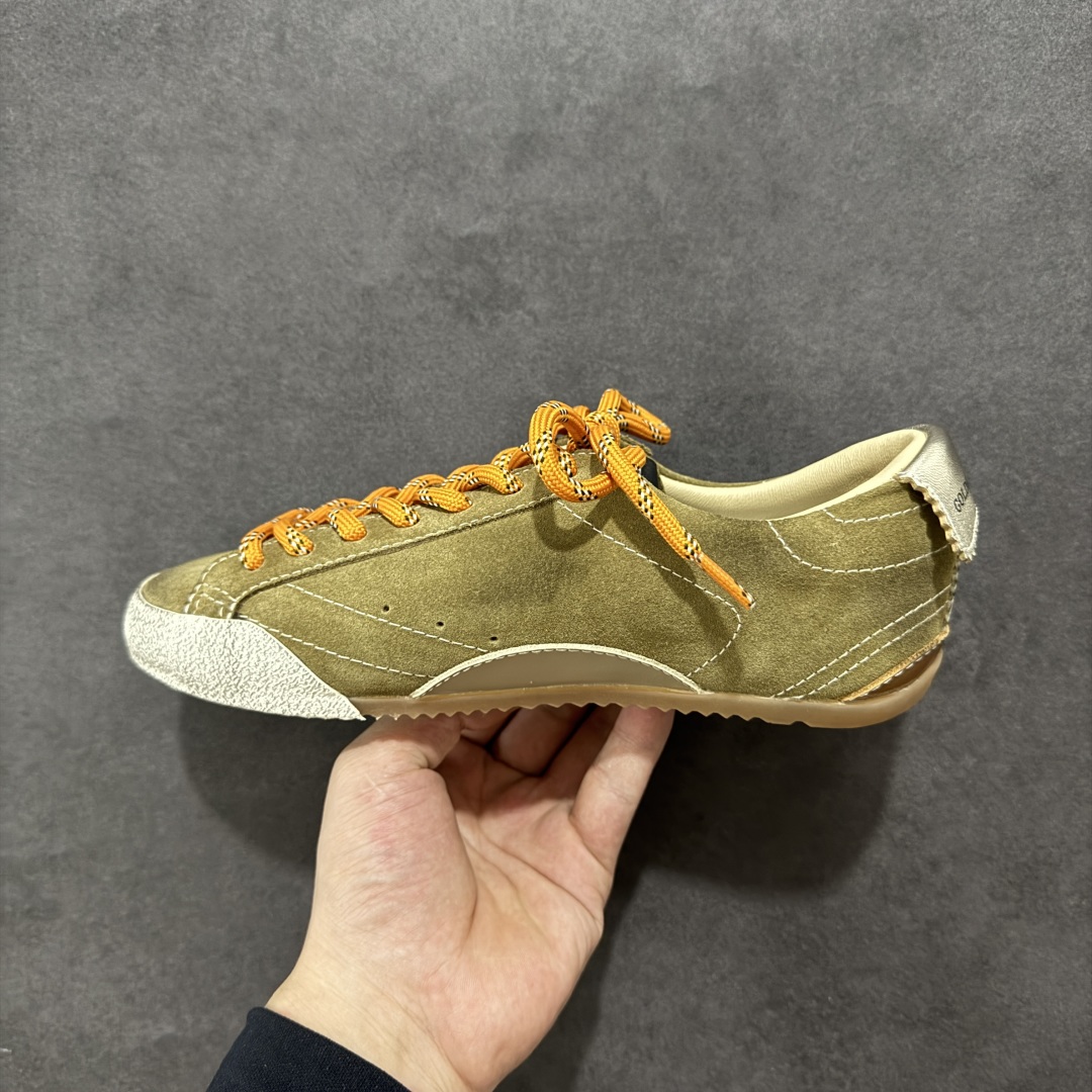 图片[2]-【广东纯原版本】GGDB Golden Goos* 25ss 德训鞋ggdb经典情侣款小脏鞋 火红程度上怼小白鞋，下踩各类小脏鞋！小红书爆款推荐 明星私服上脚示范 ×就是这么百搭 ！再也不用担心洗鞋的问题啦！ 鞋面原版定制牛皮（做旧精髓所在）内里毛巾+牛皮垫脚，原版开模3.5cm内**乳胶鞋垫…… 不规则手工打磨做破鞋面，就连鞋底也是打磨做旧的~~ 尺码：35 36 37 38 39 40-选品中心