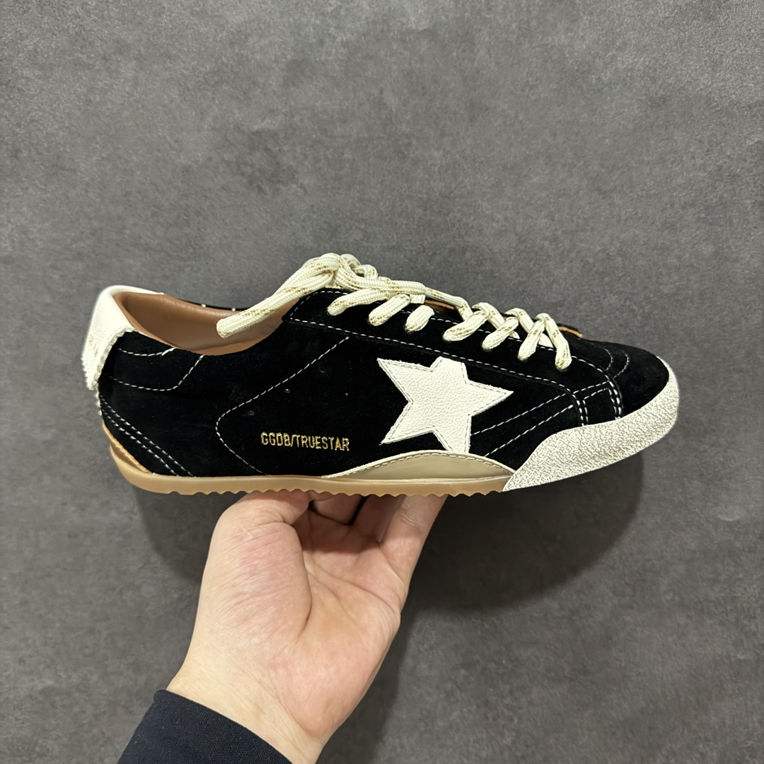 【广东纯原版本】GGDB Golden Goos* 25ss 德训鞋ggdb经典情侣款小脏鞋 火红程度上怼小白鞋，下踩各类小脏鞋！小红书爆款推荐 明星私服上脚示范 ×就是这么百搭 ！再也不用担心洗鞋的问题啦！ 鞋面原版定制牛皮（做旧精髓所在）内里毛巾+牛皮垫脚，原版开模3.5cm内**乳胶鞋垫…… 不规则手工打磨做破鞋面，就连鞋底也是打磨做旧的~~ 尺码：35 36 37 38 39 40-选品中心