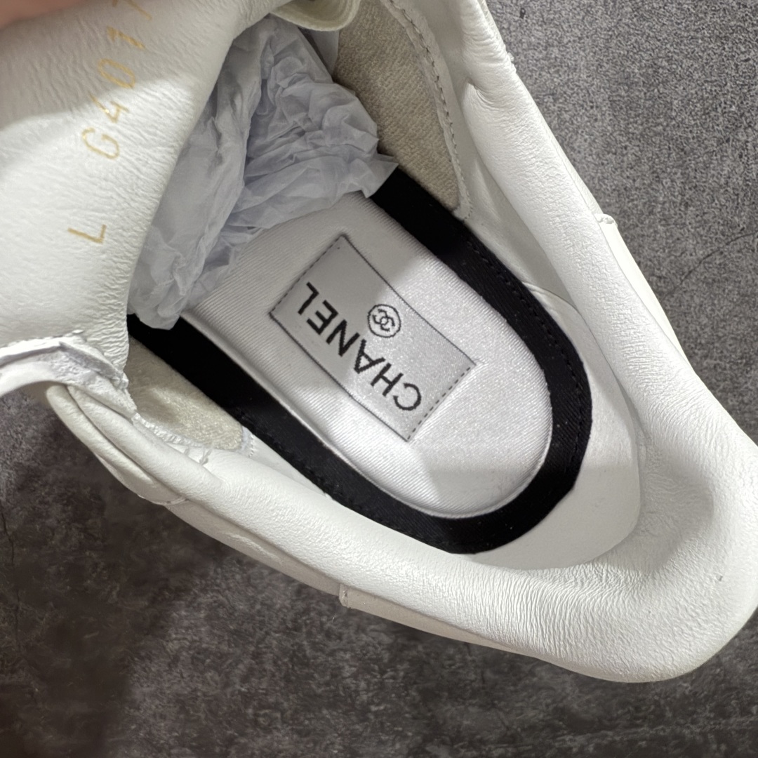 图片[7]-【顶级外贸版】CHANEL/香奈儿 东莞大厂工艺 2024新款小香风麂皮圆头熊猫菱格 官方最新花纹礼盒顶级包装官方同步 Chanel 香奈儿最新菱格小球鞋 四季百搭 coco女孩必入 隐藏款网球鞋 秀气高级好看 非常舒适！ 鞋面原版定制胎牛油皮 牛反绒 原版进口透气绒布 小羊皮内里 原版开模碎钉钉橡胶 原厂TPU组合大底 尺码：35 36 37 38 39 40 41 42 43 44 45 46 47-选品中心