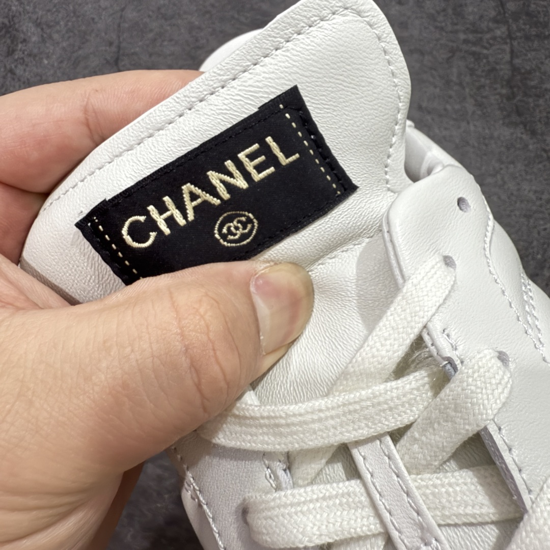 图片[5]-【顶级外贸版】CHANEL/香奈儿 东莞大厂工艺 2024新款小香风麂皮圆头熊猫菱格 官方最新花纹礼盒顶级包装官方同步 Chanel 香奈儿最新菱格小球鞋 四季百搭 coco女孩必入 隐藏款网球鞋 秀气高级好看 非常舒适！ 鞋面原版定制胎牛油皮 牛反绒 原版进口透气绒布 小羊皮内里 原版开模碎钉钉橡胶 原厂TPU组合大底 尺码：35 36 37 38 39 40 41 42 43 44 45 46 47-选品中心