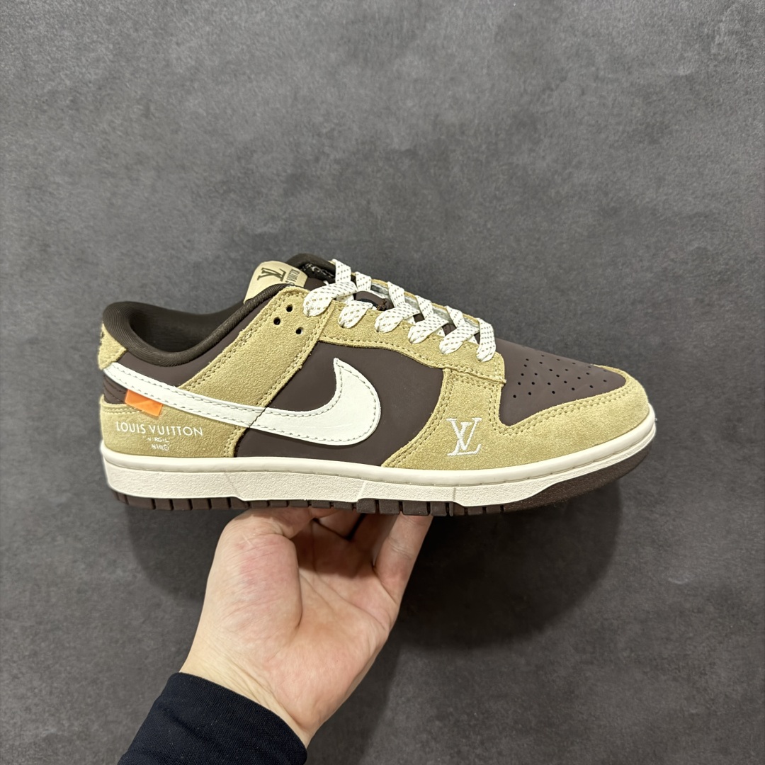 【定制版】NIKE SB Dunk Low x Louis Vuitton 米棕 公司级出品 极力推荐 原装头层材料 独家版型加工 帶來的是更好的视觉和脚感体验 大厂纯原品质出货 清洁度 电绣工艺 皮料切割干净无任何毛边 细节完美 货号：CH8311 271 尺码： 36 36.5 37.5 38 38.5 39 40 40.5 41 42 42.5 43 44 44.5 45-选品中心