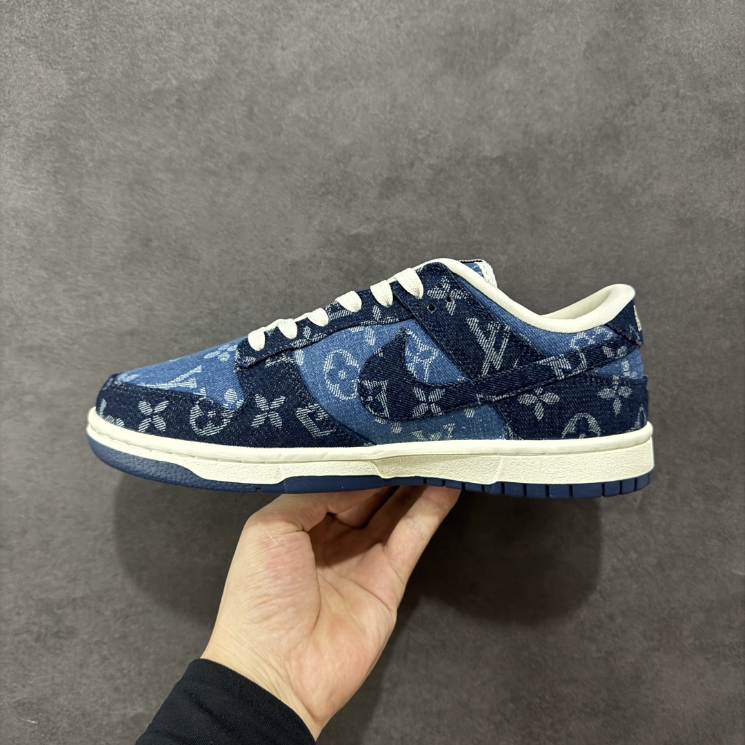 图片[2]-【定制版】NIKE SB Dunk Low x Louis Vuitton 深蓝牛仔布 公司级出品 极力推荐 原装头层材料 独家版型蒸餾加工 帶來的是更好的视觉和脚感体验 大厂纯原品质出货 清洁度 电绣工艺 皮料切割干净无任何毛边 细节完美 货号：CH8311 272 尺码： 36 36.5 37.5 38 38.5 39 40 40.5 41 42 42.5 43 44 44.5 45-选品中心