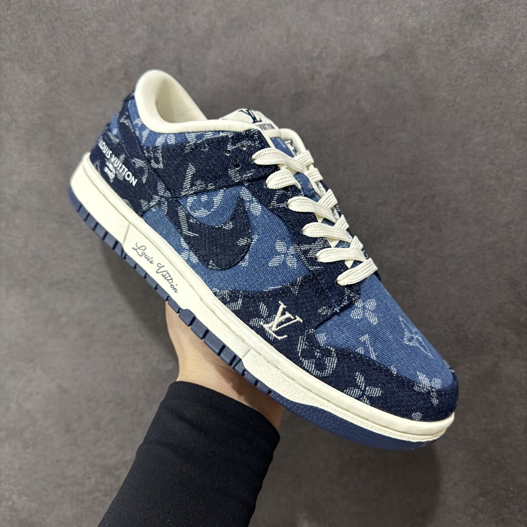 图片[3]-【定制版】NIKE SB Dunk Low x Louis Vuitton 深蓝牛仔布 公司级出品 极力推荐 原装头层材料 独家版型蒸餾加工 帶來的是更好的视觉和脚感体验 大厂纯原品质出货 清洁度 电绣工艺 皮料切割干净无任何毛边 细节完美 货号：CH8311 272 尺码： 36 36.5 37.5 38 38.5 39 40 40.5 41 42 42.5 43 44 44.5 45-选品中心