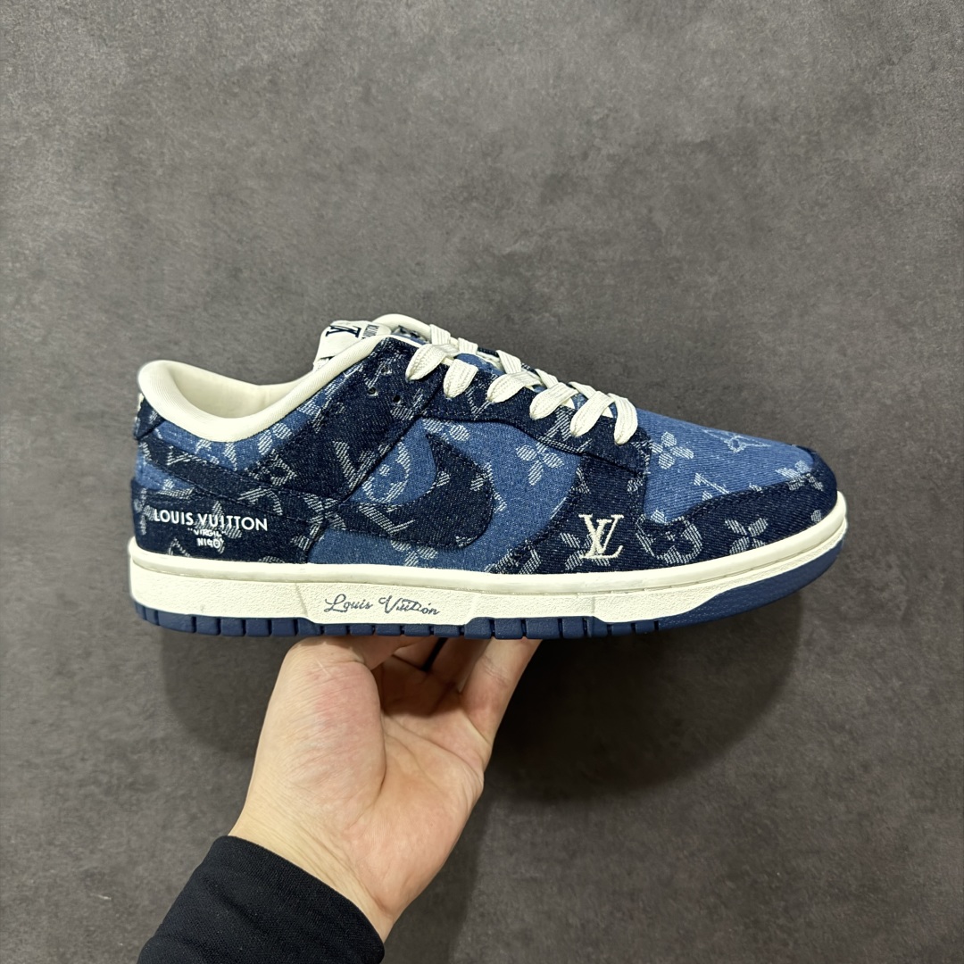 【定制版】NIKE SB Dunk Low x Louis Vuitton 深蓝牛仔布 公司级出品 极力推荐 原装头层材料 独家版型蒸餾加工 帶來的是更好的视觉和脚感体验 大厂纯原品质出货 清洁度 电绣工艺 皮料切割干净无任何毛边 细节完美 货号:CH8311 272 尺码: 36 36.5 37.5 38 38.5 39 40 40.5 41 42 42.5 43 44 44.5 45-选品中心