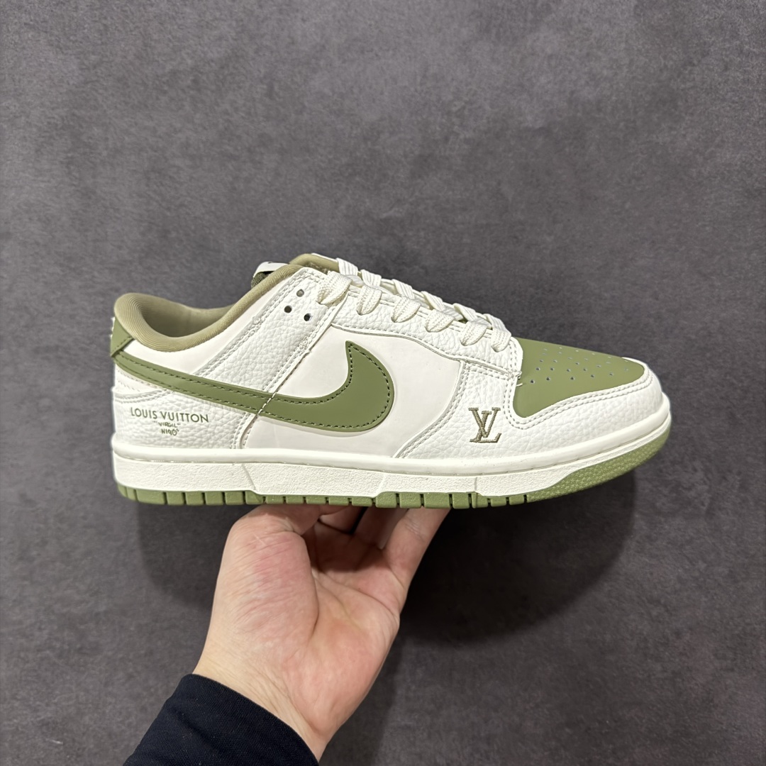 【定制版】NIKE SB Dunk Low x Louis Vuitton 白绿 公司级出品 极力推荐 原装头层材料 独家版型蒸餾加工 帶來的是更好的视觉和脚感体验 大厂纯原品质出货 清洁度 电绣工艺 皮料切割干净无任何毛边 细节完美 货号:CH8311 270 尺码: 36 36.5 37.5 38 38.5 39 40 40.5 41 42 42.5 43 44 44.5 45-选品中心