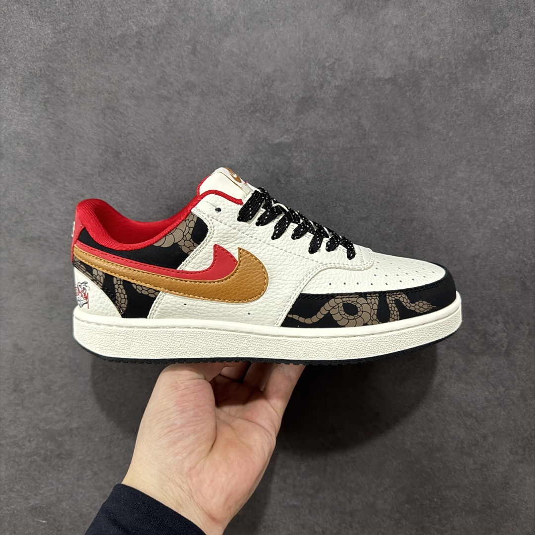 【定制版】Nike Court Vision Low 蛇年限定 白黑红 休闲运动板鞋 低帮百搭透气休闲运动板鞋,经典耐用的设计 兼顾舒适脚感和出众风范,演绎匠心之作 结构性的支撑贴合感结合复古篮球设计,塑就场外全明星风范 货号: FD5188 128 尺码:36 36.5 37.5 38 38.5 39 40 40.5 41 42 42.5 43 44 44.5 45-选品中心