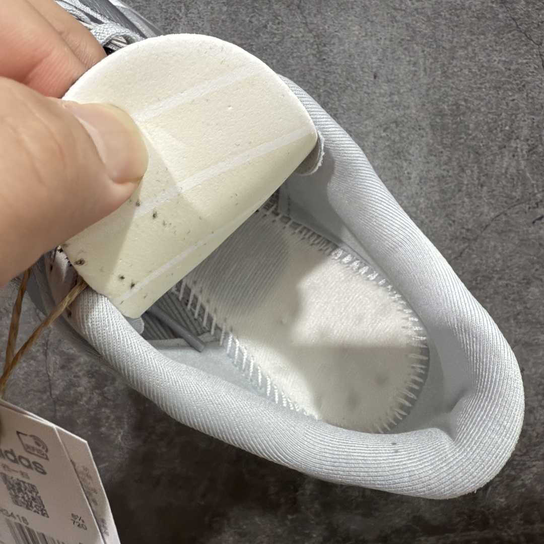 图片[9]-【渠道纯原】AD Adizero Eva SL M 零度进化版系列低帮轻便透气竞速休闲运动慢跑鞋 JR3418 全新版本出货 灰银配色 品相相当完美 细节到位 全鞋均使用原材料 原档案打造 内置碳板 目前市场最强 欢迎对比 相信大家对去年 adidas 横空出世的「顶级超跑」adiZero Adios Pro EVO 1 记忆犹新！不仅登顶阿迪史上最轻跑鞋宝座，更在接下来的全球马拉松赛事中，持续书写着惊人成绩，被网友戏称新一代「阿迪神鞋」全网刷屏！极简设计语言与强烈速度感和存在感的鞋侧三线，让人过目不忘，特别种草！其中定位于中长跑训练的 adidas Adizero Evo SL，整体外观造型与 adiZero Adios Pro EVO 1 非常相似。中底配置方面搭载全掌 Lightstrike Pro，鞋面采用透气网面示人，契合日常训练鞋的定位，更加耐用。外底给到了马牌橡胶，及类似上代竞速旗舰 adidas Adizero Adios Pro 3 区域分布。整体看下来无论是外观的鲜明辨识度，还是配置的扎实程度都很顶。 尺码：36 36⅔ 37⅓ 38 38⅔ 39⅓ 40 40⅔ 41⅓ 42 42⅔ 43⅓ 44 45-选品中心