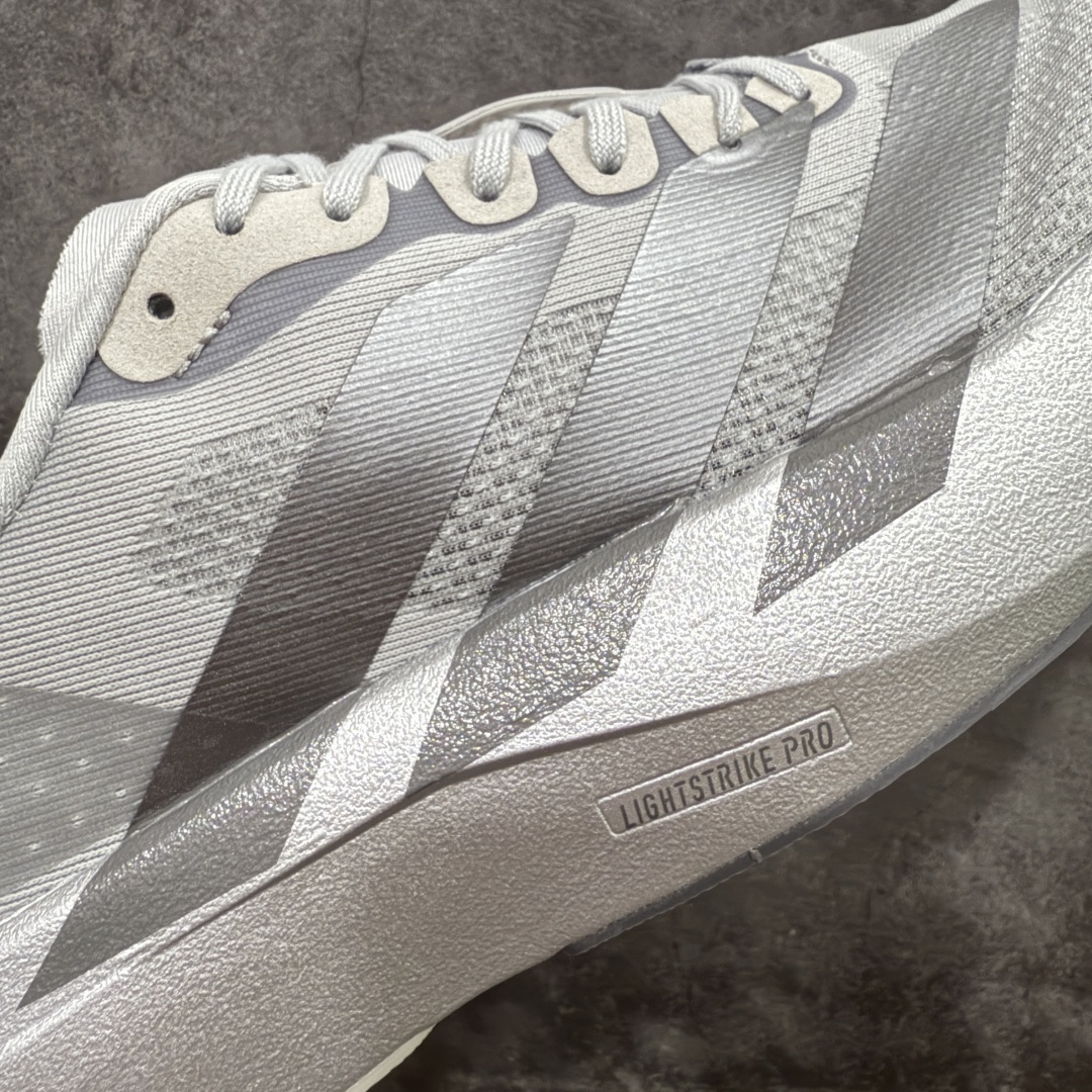 图片[4]-【渠道纯原】AD Adizero Eva SL M 零度进化版系列低帮轻便透气竞速休闲运动慢跑鞋 JR3418 全新版本出货 灰银配色 品相相当完美 细节到位 全鞋均使用原材料 原档案打造 内置碳板 目前市场最强 欢迎对比 相信大家对去年 adidas 横空出世的「顶级超跑」adiZero Adios Pro EVO 1 记忆犹新！不仅登顶阿迪史上最轻跑鞋宝座，更在接下来的全球马拉松赛事中，持续书写着惊人成绩，被网友戏称新一代「阿迪神鞋」全网刷屏！极简设计语言与强烈速度感和存在感的鞋侧三线，让人过目不忘，特别种草！其中定位于中长跑训练的 adidas Adizero Evo SL，整体外观造型与 adiZero Adios Pro EVO 1 非常相似。中底配置方面搭载全掌 Lightstrike Pro，鞋面采用透气网面示人，契合日常训练鞋的定位，更加耐用。外底给到了马牌橡胶，及类似上代竞速旗舰 adidas Adizero Adios Pro 3 区域分布。整体看下来无论是外观的鲜明辨识度，还是配置的扎实程度都很顶。 尺码：36 36⅔ 37⅓ 38 38⅔ 39⅓ 40 40⅔ 41⅓ 42 42⅔ 43⅓ 44 45-选品中心