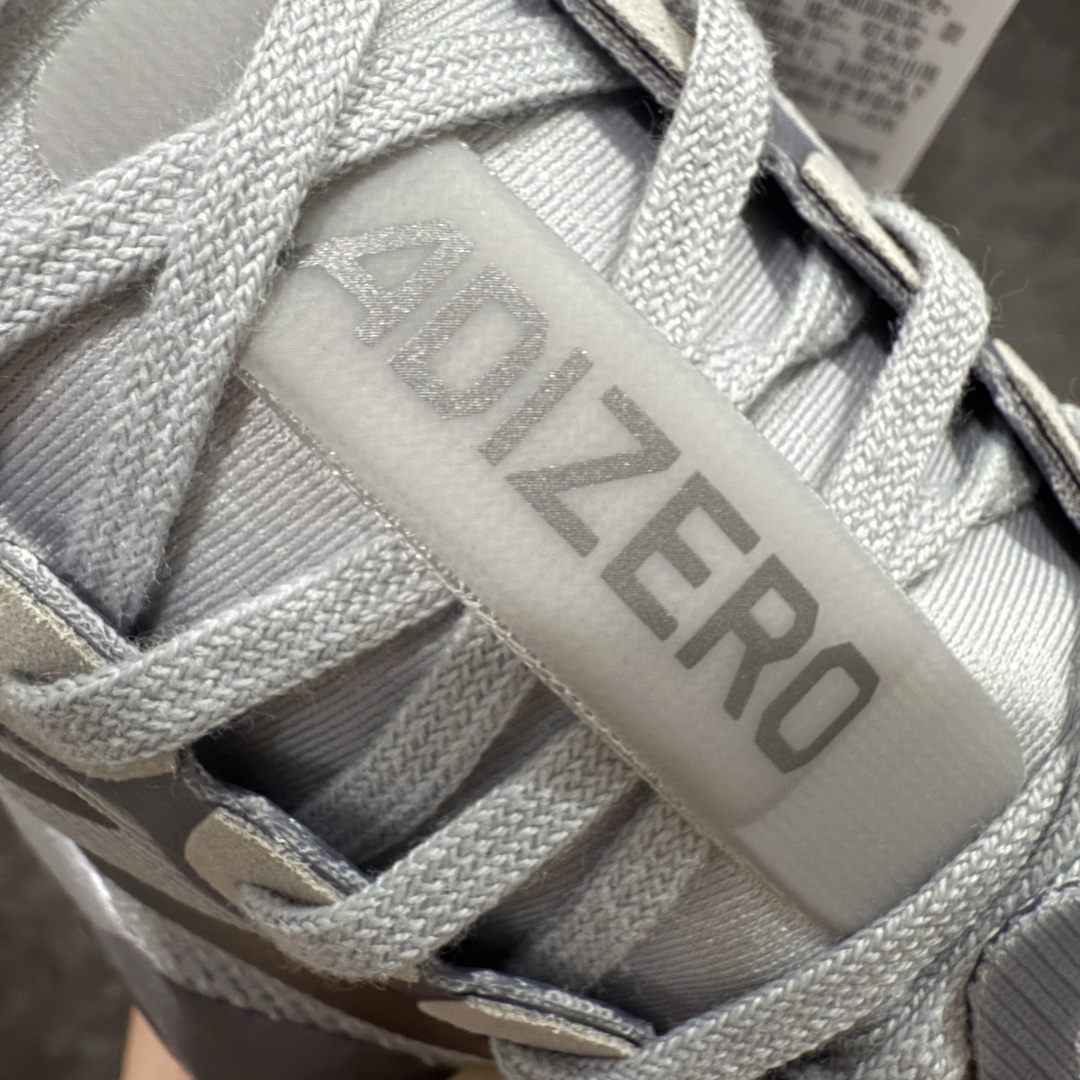 图片[6]-【渠道纯原】AD Adizero Eva SL M 零度进化版系列低帮轻便透气竞速休闲运动慢跑鞋 JR3418 全新版本出货 灰银配色 品相相当完美 细节到位 全鞋均使用原材料 原档案打造 内置碳板 目前市场最强 欢迎对比 相信大家对去年 adidas 横空出世的「顶级超跑」adiZero Adios Pro EVO 1 记忆犹新！不仅登顶阿迪史上最轻跑鞋宝座，更在接下来的全球马拉松赛事中，持续书写着惊人成绩，被网友戏称新一代「阿迪神鞋」全网刷屏！极简设计语言与强烈速度感和存在感的鞋侧三线，让人过目不忘，特别种草！其中定位于中长跑训练的 adidas Adizero Evo SL，整体外观造型与 adiZero Adios Pro EVO 1 非常相似。中底配置方面搭载全掌 Lightstrike Pro，鞋面采用透气网面示人，契合日常训练鞋的定位，更加耐用。外底给到了马牌橡胶，及类似上代竞速旗舰 adidas Adizero Adios Pro 3 区域分布。整体看下来无论是外观的鲜明辨识度，还是配置的扎实程度都很顶。 尺码：36 36⅔ 37⅓ 38 38⅔ 39⅓ 40 40⅔ 41⅓ 42 42⅔ 43⅓ 44 45-选品中心