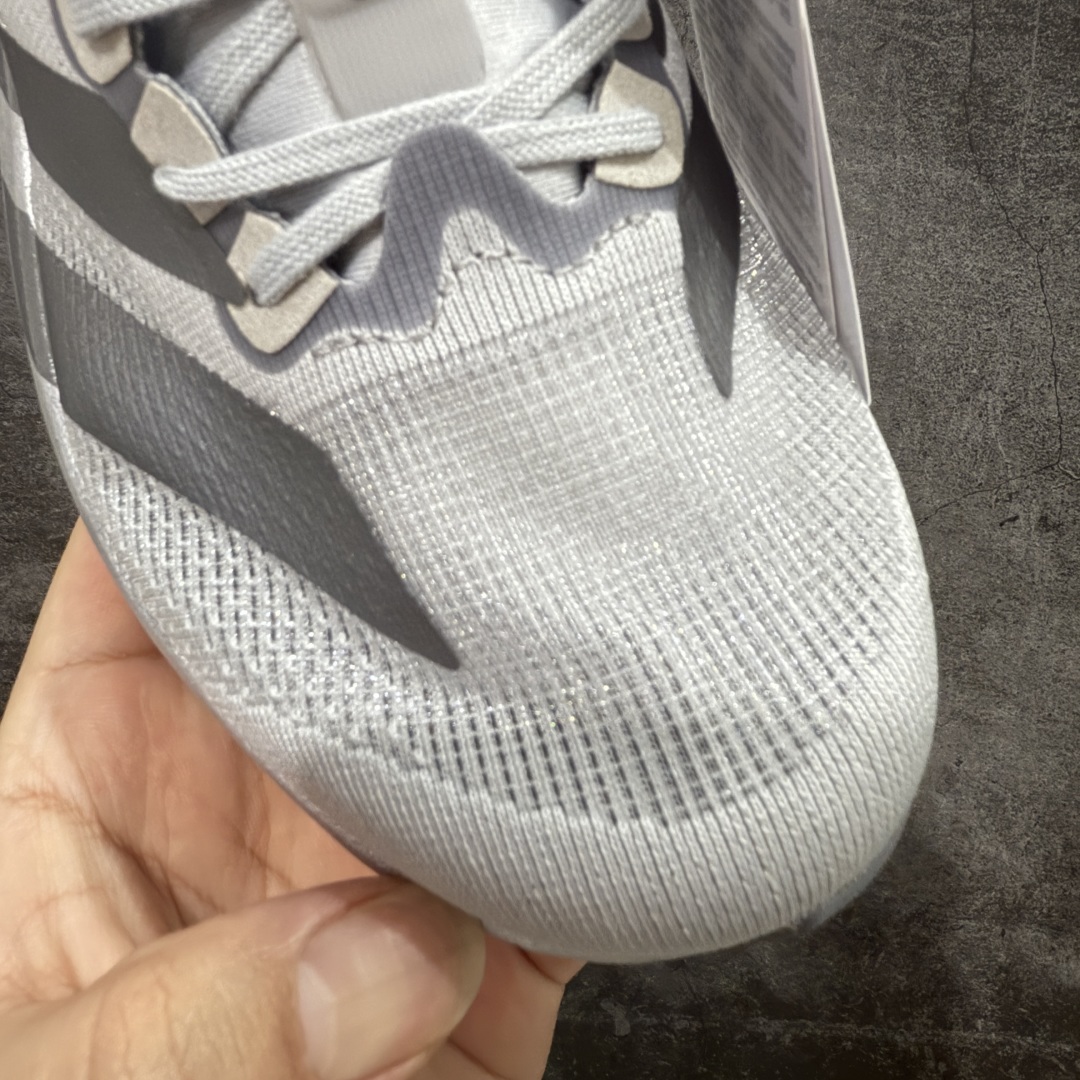图片[5]-【渠道纯原】AD Adizero Eva SL M 零度进化版系列低帮轻便透气竞速休闲运动慢跑鞋 JR3418 全新版本出货 灰银配色 品相相当完美 细节到位 全鞋均使用原材料 原档案打造 内置碳板 目前市场最强 欢迎对比 相信大家对去年 adidas 横空出世的「顶级超跑」adiZero Adios Pro EVO 1 记忆犹新！不仅登顶阿迪史上最轻跑鞋宝座，更在接下来的全球马拉松赛事中，持续书写着惊人成绩，被网友戏称新一代「阿迪神鞋」全网刷屏！极简设计语言与强烈速度感和存在感的鞋侧三线，让人过目不忘，特别种草！其中定位于中长跑训练的 adidas Adizero Evo SL，整体外观造型与 adiZero Adios Pro EVO 1 非常相似。中底配置方面搭载全掌 Lightstrike Pro，鞋面采用透气网面示人，契合日常训练鞋的定位，更加耐用。外底给到了马牌橡胶，及类似上代竞速旗舰 adidas Adizero Adios Pro 3 区域分布。整体看下来无论是外观的鲜明辨识度，还是配置的扎实程度都很顶。 尺码：36 36⅔ 37⅓ 38 38⅔ 39⅓ 40 40⅔ 41⅓ 42 42⅔ 43⅓ 44 45-选品中心