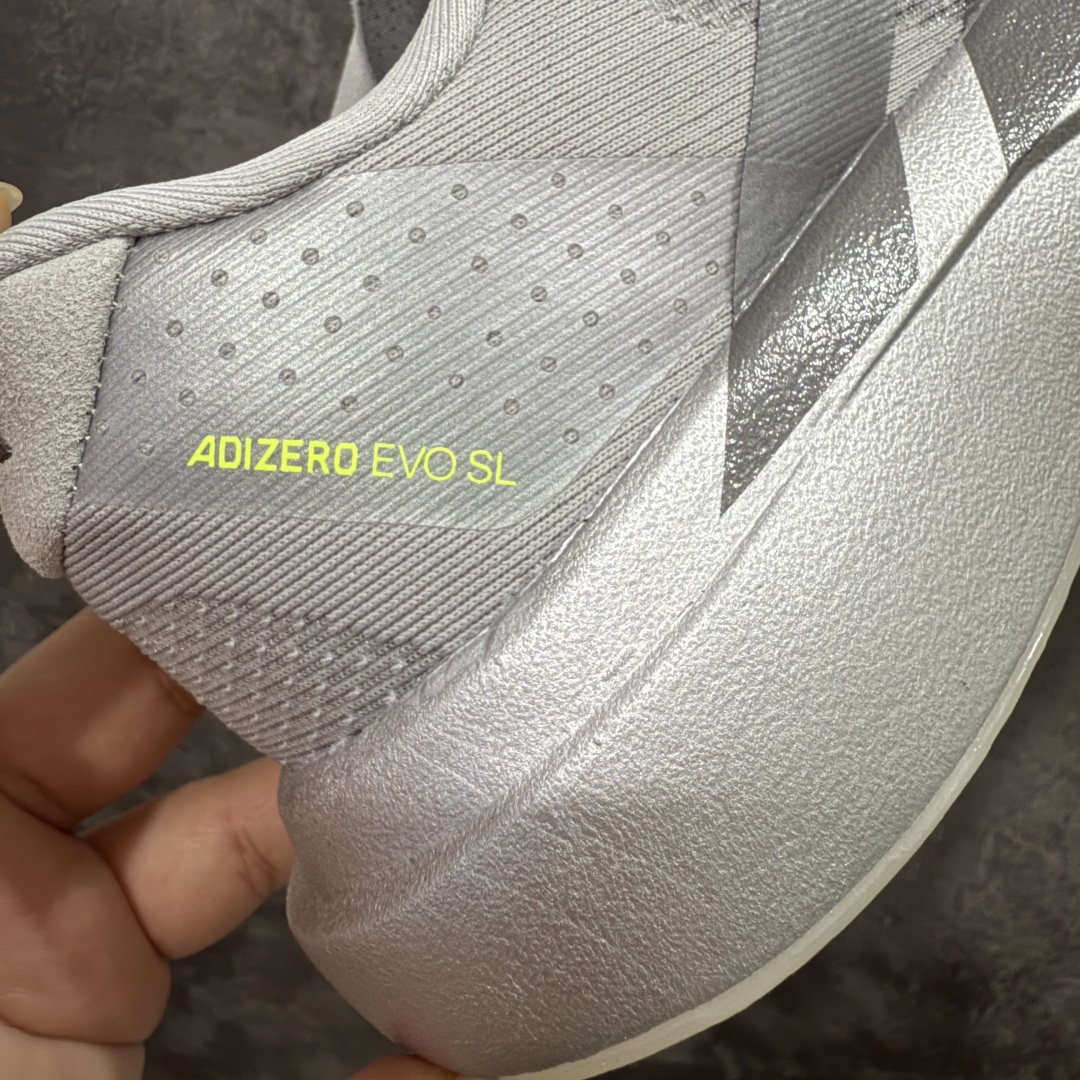 图片[3]-【渠道纯原】AD Adizero Eva SL M 零度进化版系列低帮轻便透气竞速休闲运动慢跑鞋 JR3418 全新版本出货 灰银配色 品相相当完美 细节到位 全鞋均使用原材料 原档案打造 内置碳板 目前市场最强 欢迎对比 相信大家对去年 adidas 横空出世的「顶级超跑」adiZero Adios Pro EVO 1 记忆犹新！不仅登顶阿迪史上最轻跑鞋宝座，更在接下来的全球马拉松赛事中，持续书写着惊人成绩，被网友戏称新一代「阿迪神鞋」全网刷屏！极简设计语言与强烈速度感和存在感的鞋侧三线，让人过目不忘，特别种草！其中定位于中长跑训练的 adidas Adizero Evo SL，整体外观造型与 adiZero Adios Pro EVO 1 非常相似。中底配置方面搭载全掌 Lightstrike Pro，鞋面采用透气网面示人，契合日常训练鞋的定位，更加耐用。外底给到了马牌橡胶，及类似上代竞速旗舰 adidas Adizero Adios Pro 3 区域分布。整体看下来无论是外观的鲜明辨识度，还是配置的扎实程度都很顶。 尺码：36 36⅔ 37⅓ 38 38⅔ 39⅓ 40 40⅔ 41⅓ 42 42⅔ 43⅓ 44 45-选品中心