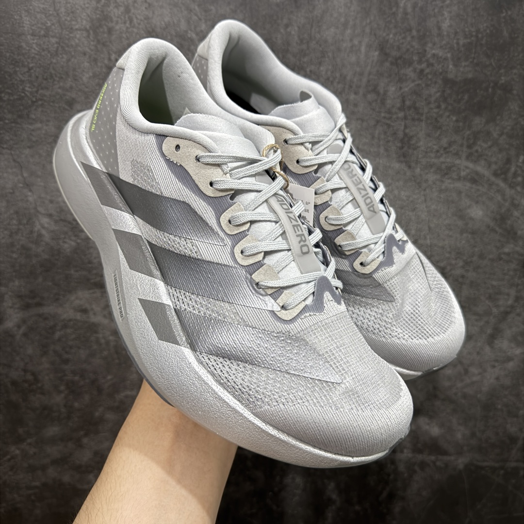 【渠道纯原】AD Adizero Eva SL M 零度进化版系列低帮轻便透气竞速休闲运动慢跑鞋 JR3418 全新版本出货 灰银配色 品相相当完美 细节到位 全鞋均使用原材料 原档案打造 内置碳板 目前市场最强 欢迎对比 相信大家对去年 adidas 横空出世的「顶级超跑」adiZero Adios Pro EVO 1 记忆犹新!不仅登顶阿迪史上最轻跑鞋宝座,更在接下来的全球马拉松赛事中,持续书写着惊人成绩,被网友戏称新一代「阿迪神鞋」全网刷屏!极简设计语言与强烈速度感和存在感的鞋侧三线,让人过目不忘,特别种草!其中定位于中长跑训练的 adidas Adizero Evo SL,整体外观造型与 adiZero Adios Pro EVO 1 非常相似。中底配置方面搭载全掌 Lightstrike Pro,鞋面采用透气网面示人,契合日常训练鞋的定位,更加耐用。外底给到了马牌橡胶,及类似上代竞速旗舰 adidas Adizero Adios Pro 3 区域分布。整体看下来无论是外观的鲜明辨识度,还是配置的扎实程度都很顶。 尺码:36 36⅔ 37⅓ 38 38⅔ 39⅓ 40 40⅔ 41⅓ 42 42⅔ 43⅓ 44 45-选品中心