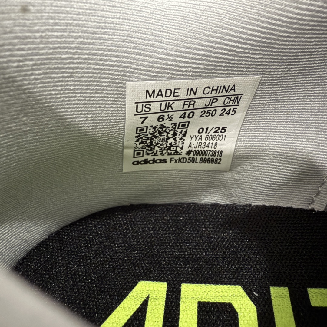 图片[8]-【渠道纯原】AD Adizero Eva SL M 零度进化版系列低帮轻便透气竞速休闲运动慢跑鞋 JR3418 全新版本出货 灰银配色 品相相当完美 细节到位 全鞋均使用原材料 原档案打造 内置碳板 目前市场最强 欢迎对比 相信大家对去年 adidas 横空出世的「顶级超跑」adiZero Adios Pro EVO 1 记忆犹新！不仅登顶阿迪史上最轻跑鞋宝座，更在接下来的全球马拉松赛事中，持续书写着惊人成绩，被网友戏称新一代「阿迪神鞋」全网刷屏！极简设计语言与强烈速度感和存在感的鞋侧三线，让人过目不忘，特别种草！其中定位于中长跑训练的 adidas Adizero Evo SL，整体外观造型与 adiZero Adios Pro EVO 1 非常相似。中底配置方面搭载全掌 Lightstrike Pro，鞋面采用透气网面示人，契合日常训练鞋的定位，更加耐用。外底给到了马牌橡胶，及类似上代竞速旗舰 adidas Adizero Adios Pro 3 区域分布。整体看下来无论是外观的鲜明辨识度，还是配置的扎实程度都很顶。 尺码：36 36⅔ 37⅓ 38 38⅔ 39⅓ 40 40⅔ 41⅓ 42 42⅔ 43⅓ 44 45-选品中心