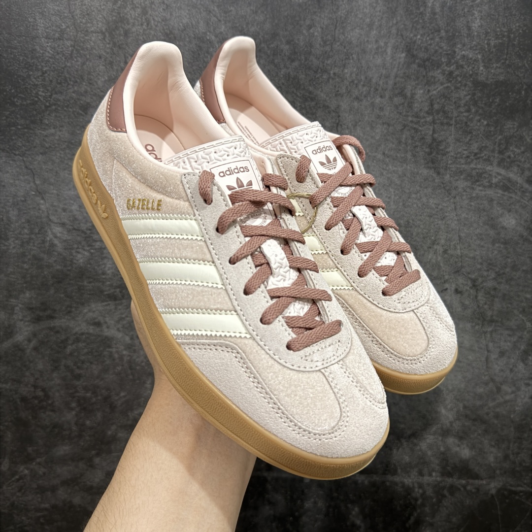 【渠道纯原版】AD Original Gazelle Trainers 瞪羚室内鞋系列低帮复古百搭休闲运动德训风板鞋 JR0232 高端零售特供批次 原厂定制长毛翻毛皮组合环保纤维革鞋面材质 内置环保海玻璃鞋垫 外置RB橡胶大底 产品品控稳定性领先行业 原厂全套原楦原纸板冲刀磨具开发 原厂皮料加持 原厂港宝加持定型后跟R度完美 将复古进行到底 简约流畅 三十年不变经典 这款Gazelle运动鞋 无论面料、配色、质感或设计 都只在重现其1991年原款的经典 皮革鞋面 撞色三条纹和鞋跟标的设计 力求呈现90年代的经典复古风潮 Samba火热的同时 也带动了其它的复古鞋型 Gazelle便是其中一只 Gazelle Indoor拥有包边更宽的T字型鞋头 更好的保护运动员的前掌 浓浓的复古氛围感 非常适合现在流行的Cleanfit风格 尺码:35.5 36 36⅔ 37⅓ 38 38⅔ 39⅓ 40 40⅔ 41⅓ 42 42⅔ 43⅓ 44 44⅔ 45-选品中心