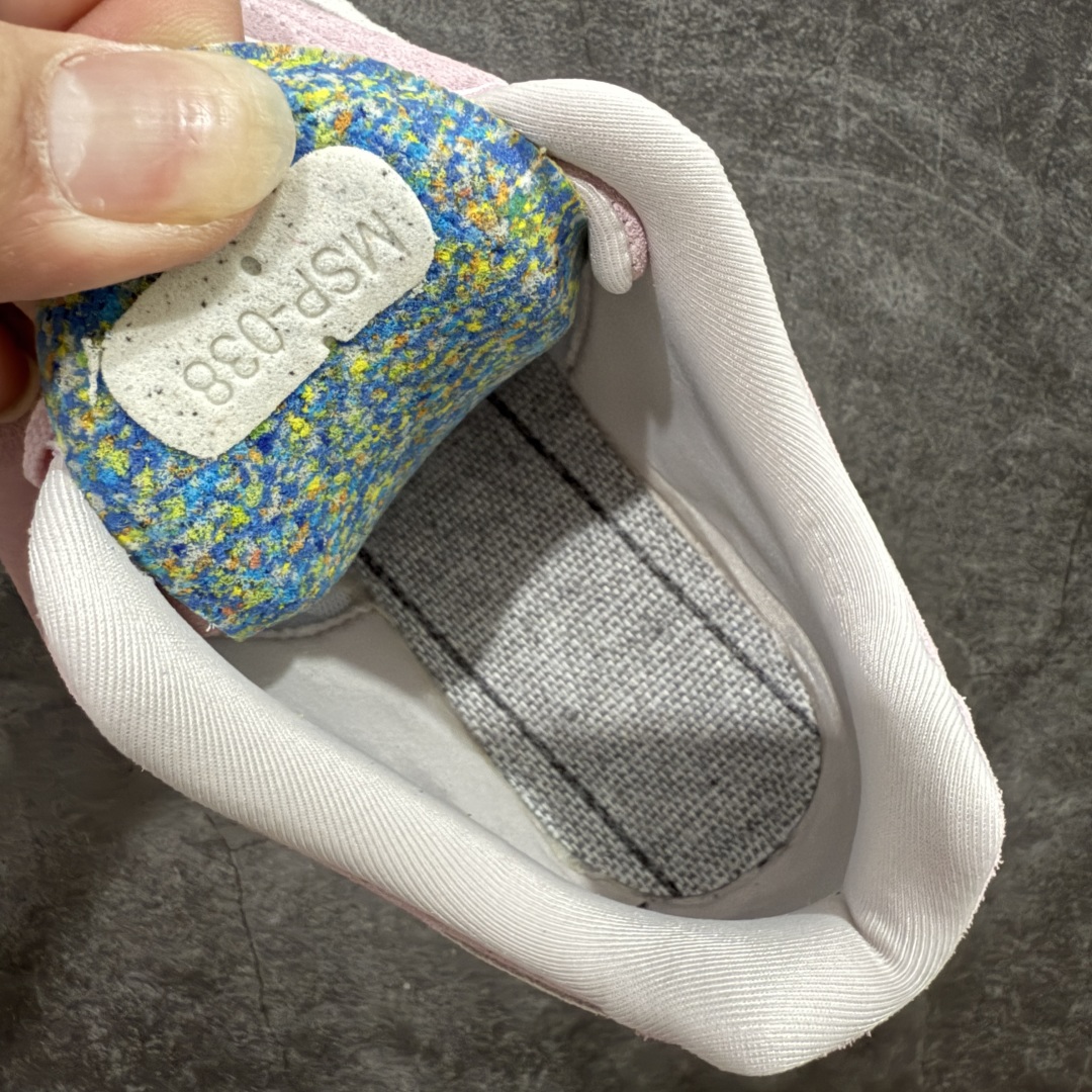 图片[9]-【CS纯原版】Puma Speedcat OG Sparco 彪马罗马阿莫尔系列 复古运动休闲赛车跑鞋 粉白 市场第一梯队品质 版型 细节 烫金走线 完全碾压市场任意版本 欢迎对比🆚 工厂耗时3个月开发 原装档案原数据纸版楦型 采用固色翻毛皮鞋面材质(正确二次成型\’猛帮\’成型工艺🆚区别市面版本!!) 外置原数据开发轻量耐磨橡胶大底💪🏻 全球知名运动品牌PUMA宝马赛车系列 融合了宝马车队的标志性配色 以趣味十足又前卫复古的设计引领潮流 将赛道精神融入街头时尚 开启前卫竞速之旅 主打前卫复古风 Roma鞋款的鞋侧以复古的流线造型 缀以宝马经典Logo 巧妙吸睛 而Speedcat鞋款以亮眼三色条纹元素缀以舒适鞋面 赋予了独特的个性美学 演绎赛车的无尽能量 货号：398846-04 尺码：35-40-选品中心