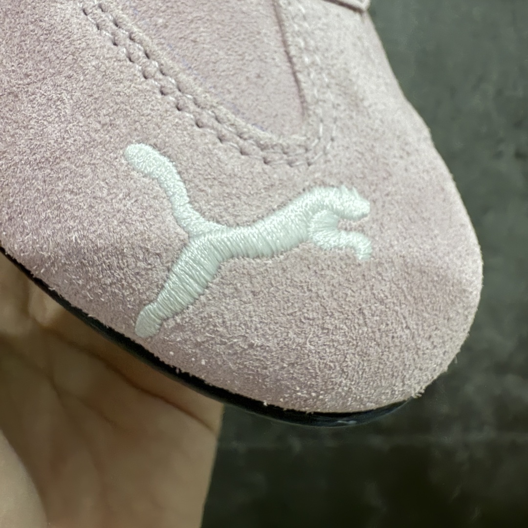 图片[4]-【CS纯原版】Puma Speedcat OG Sparco 彪马罗马阿莫尔系列 复古运动休闲赛车跑鞋 粉白 市场第一梯队品质 版型 细节 烫金走线 完全碾压市场任意版本 欢迎对比🆚 工厂耗时3个月开发 原装档案原数据纸版楦型 采用固色翻毛皮鞋面材质(正确二次成型\’猛帮\’成型工艺🆚区别市面版本!!) 外置原数据开发轻量耐磨橡胶大底💪🏻 全球知名运动品牌PUMA宝马赛车系列 融合了宝马车队的标志性配色 以趣味十足又前卫复古的设计引领潮流 将赛道精神融入街头时尚 开启前卫竞速之旅 主打前卫复古风 Roma鞋款的鞋侧以复古的流线造型 缀以宝马经典Logo 巧妙吸睛 而Speedcat鞋款以亮眼三色条纹元素缀以舒适鞋面 赋予了独特的个性美学 演绎赛车的无尽能量 货号：398846-04 尺码：35-40-选品中心