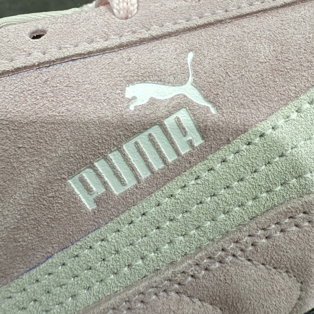 图片[3]-【CS纯原版】Puma Speedcat OG Sparco 彪马罗马阿莫尔系列 复古运动休闲赛车跑鞋 粉白 市场第一梯队品质 版型 细节 烫金走线 完全碾压市场任意版本 欢迎对比🆚 工厂耗时3个月开发 原装档案原数据纸版楦型 采用固色翻毛皮鞋面材质(正确二次成型\’猛帮\’成型工艺🆚区别市面版本!!) 外置原数据开发轻量耐磨橡胶大底💪🏻 全球知名运动品牌PUMA宝马赛车系列 融合了宝马车队的标志性配色 以趣味十足又前卫复古的设计引领潮流 将赛道精神融入街头时尚 开启前卫竞速之旅 主打前卫复古风 Roma鞋款的鞋侧以复古的流线造型 缀以宝马经典Logo 巧妙吸睛 而Speedcat鞋款以亮眼三色条纹元素缀以舒适鞋面 赋予了独特的个性美学 演绎赛车的无尽能量 货号：398846-04 尺码：35-40-选品中心
