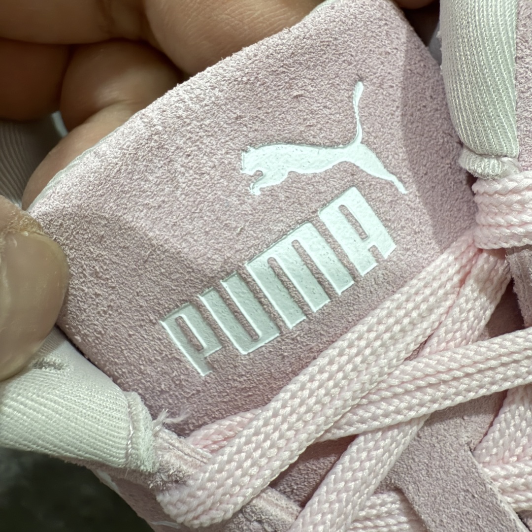 图片[5]-【CS纯原版】Puma Speedcat OG Sparco 彪马罗马阿莫尔系列 复古运动休闲赛车跑鞋 粉白 市场第一梯队品质 版型 细节 烫金走线 完全碾压市场任意版本 欢迎对比🆚 工厂耗时3个月开发 原装档案原数据纸版楦型 采用固色翻毛皮鞋面材质(正确二次成型\’猛帮\’成型工艺🆚区别市面版本!!) 外置原数据开发轻量耐磨橡胶大底💪🏻 全球知名运动品牌PUMA宝马赛车系列 融合了宝马车队的标志性配色 以趣味十足又前卫复古的设计引领潮流 将赛道精神融入街头时尚 开启前卫竞速之旅 主打前卫复古风 Roma鞋款的鞋侧以复古的流线造型 缀以宝马经典Logo 巧妙吸睛 而Speedcat鞋款以亮眼三色条纹元素缀以舒适鞋面 赋予了独特的个性美学 演绎赛车的无尽能量 货号：398846-04 尺码：35-40-选品中心