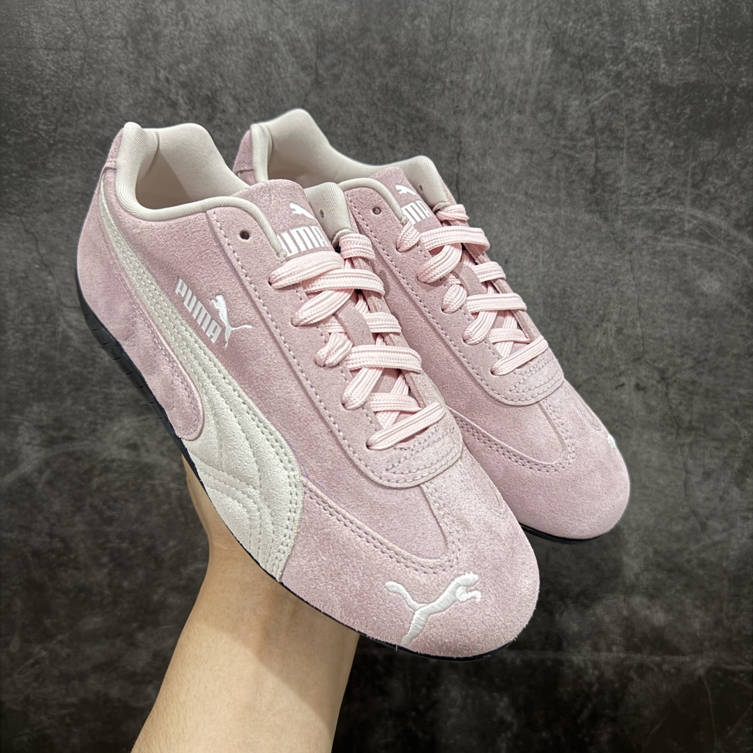 【CS纯原版】Puma Speedcat OG Sparco 彪马罗马阿莫尔系列 复古运动休闲赛车跑鞋 粉白 市场第一梯队品质 版型 细节 烫金走线 完全碾压市场任意版本 欢迎对比🆚 工厂耗时3个月开发 原装档案原数据纸版楦型 采用固色翻毛皮鞋面材质(正确二次成型\'猛帮\'成型工艺🆚区别市面版本!!) 外置原数据开发轻量耐磨橡胶大底💪🏻 全球知名运动品牌PUMA宝马赛车系列 融合了宝马车队的标志性配色 以趣味十足又前卫复古的设计引领潮流 将赛道精神融入街头时尚 开启前卫竞速之旅 主打前卫复古风 Roma鞋款的鞋侧以复古的流线造型 缀以宝马经典Logo 巧妙吸睛 而Speedcat鞋款以亮眼三色条纹元素缀以舒适鞋面 赋予了独特的个性美学 演绎赛车的无尽能量 货号:398846-04 尺码:35-40-选品中心