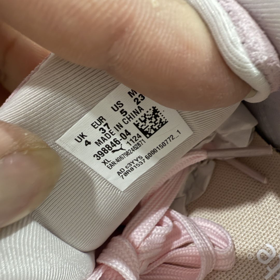 图片[7]-【CS纯原版】Puma Speedcat OG Sparco 彪马罗马阿莫尔系列 复古运动休闲赛车跑鞋 粉白 市场第一梯队品质 版型 细节 烫金走线 完全碾压市场任意版本 欢迎对比🆚 工厂耗时3个月开发 原装档案原数据纸版楦型 采用固色翻毛皮鞋面材质(正确二次成型\’猛帮\’成型工艺🆚区别市面版本!!) 外置原数据开发轻量耐磨橡胶大底💪🏻 全球知名运动品牌PUMA宝马赛车系列 融合了宝马车队的标志性配色 以趣味十足又前卫复古的设计引领潮流 将赛道精神融入街头时尚 开启前卫竞速之旅 主打前卫复古风 Roma鞋款的鞋侧以复古的流线造型 缀以宝马经典Logo 巧妙吸睛 而Speedcat鞋款以亮眼三色条纹元素缀以舒适鞋面 赋予了独特的个性美学 演绎赛车的无尽能量 货号：398846-04 尺码：35-40-选品中心