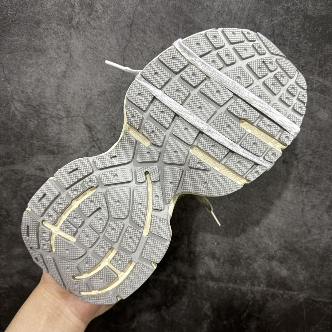 图片[9]-【XA版本】BALENCIAGA 3XL Sneakers 巴黎世家十代网布系带低帮走秀复古老爹鞋 全套原纸板楦头开发 最原汁原味的灵魂版型 全鞋荧光划线卡点 胶水把控整洁度追求极致完美 每一双都是工艺品 多重QC质检 超越公司货的品控标准 实实在在的免检产品 原盒原配 正确字体电绣 粗细、位置、大小正确 侧边TPU 透气孔匹配意产原版 正确分离大底 TPU软底 原版一致大底LOGO 立体感十足 原厂皮料水洗做旧 采购原厂网纱 不含皮革 网布材料和聚氨酯 磨损效果 鞋头边缘和后帮 Balenciaga 徽标 鞋面和后跟凸印尺码 鞋舌 3XL 橡胶品牌标识和反光细节 鞋帮拉袢和鞋舌拉祥 配反光细节 备用鞋带在鞋履前侧 可在穿着前取下 便于不同造型搭配 偏大一码 尺码：35-46-选品中心