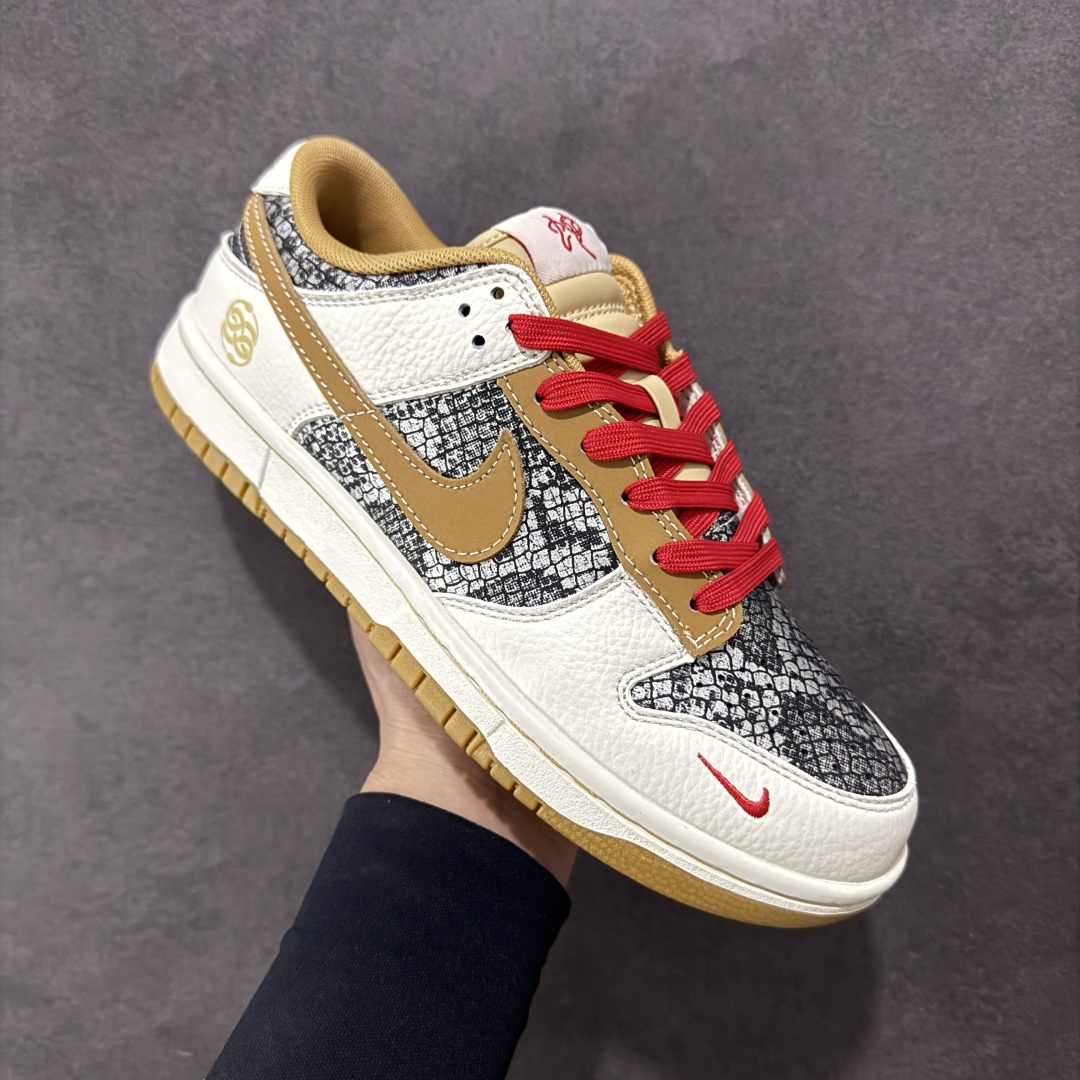 图片[3]-【定制版】Nike SB Dunk Low 蛇年限定 白黑黄小钩 纯原大厂出品 极力推荐 原装头层材料 独家版型蒸餾加工 帶來的是更好的视觉和脚感体验 大厂纯原品质出货 清洁度 电绣工艺 皮料切割干净无任何毛边 细节完美 货号：CY5979 102 尺码：36 36.5 37.5 38 38.5 39 40 40.5 41 42 42.5 43 44 44.5 45-选品中心