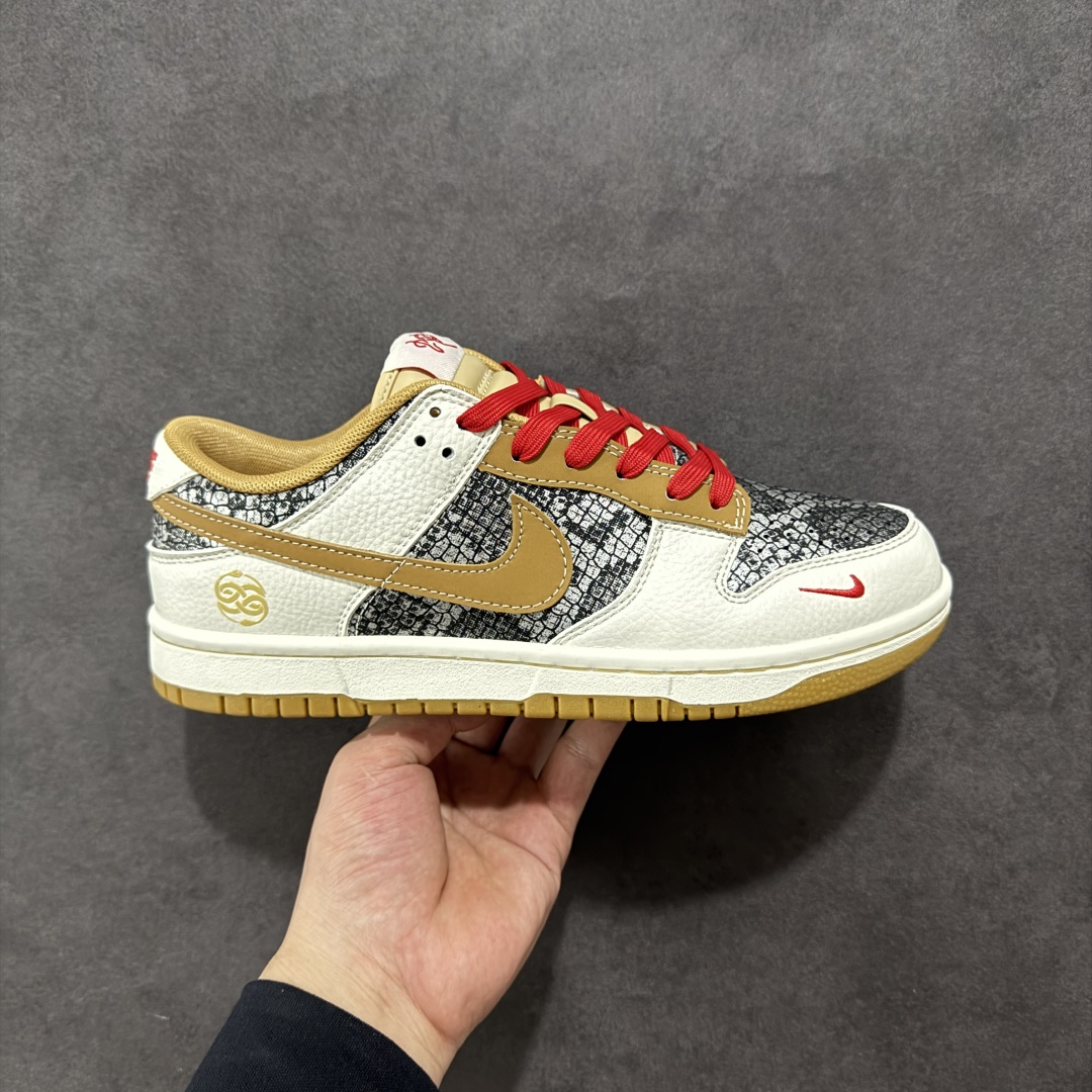 【定制版】Nike SB Dunk Low 蛇年限定 白黑黄小钩 纯原大厂出品 极力推荐 原装头层材料 独家版型蒸餾加工 帶來的是更好的视觉和脚感体验 大厂纯原品质出货 清洁度 电绣工艺 皮料切割干净无任何毛边 细节完美 货号:CY5979 102 尺码:36 36.5 37.5 38 38.5 39 40 40.5 41 42 42.5 43 44 44.5 45-选品中心