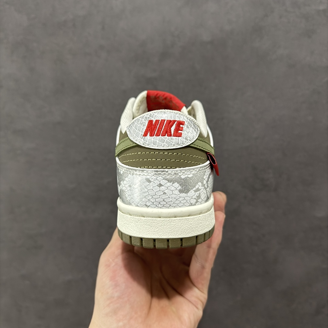 图片[4]-【定制版】Nike SB Dunk Low 龙年限定 银棕榈三小钩 纯原大厂出品 极力推荐 原装头层材料 独家版型蒸餾加工 帶來的是更好的视觉和脚感体验 大厂纯原品质出货 清洁度 电绣工艺 皮料切割干净无任何毛边 细节完美 货号：CY5979 109 尺码：36 36.5 37.5 38 38.5 39 40 40.5 41 42 42.5 43 44 44.5 45-选品中心
