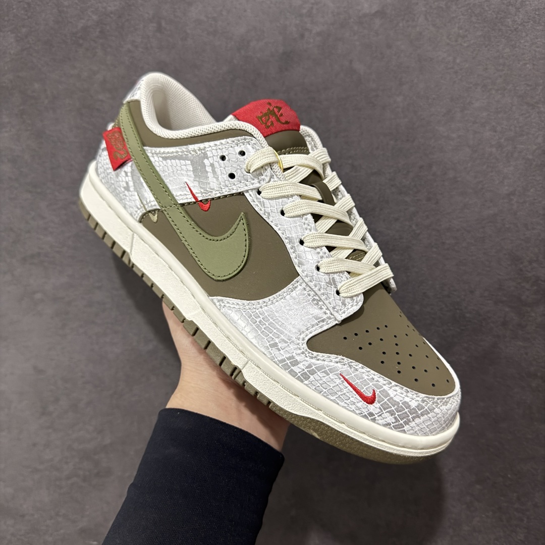 图片[3]-【定制版】Nike SB Dunk Low 龙年限定 银棕榈三小钩 纯原大厂出品 极力推荐 原装头层材料 独家版型蒸餾加工 帶來的是更好的视觉和脚感体验 大厂纯原品质出货 清洁度 电绣工艺 皮料切割干净无任何毛边 细节完美 货号：CY5979 109 尺码：36 36.5 37.5 38 38.5 39 40 40.5 41 42 42.5 43 44 44.5 45-选品中心
