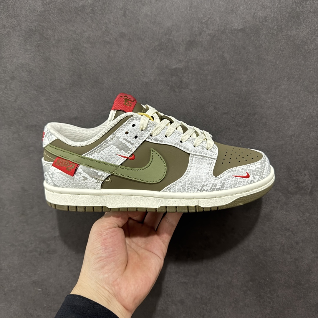 【定制版】Nike SB Dunk Low 龙年限定 银棕榈三小钩 纯原大厂出品 极力推荐 原装头层材料 独家版型蒸餾加工 帶來的是更好的视觉和脚感体验 大厂纯原品质出货 清洁度 电绣工艺 皮料切割干净无任何毛边 细节完美 货号：CY5979 109 尺码：36 36.5 37.5 38 38.5 39 40 40.5 41 42 42.5 43 44 44.5 45-选品中心