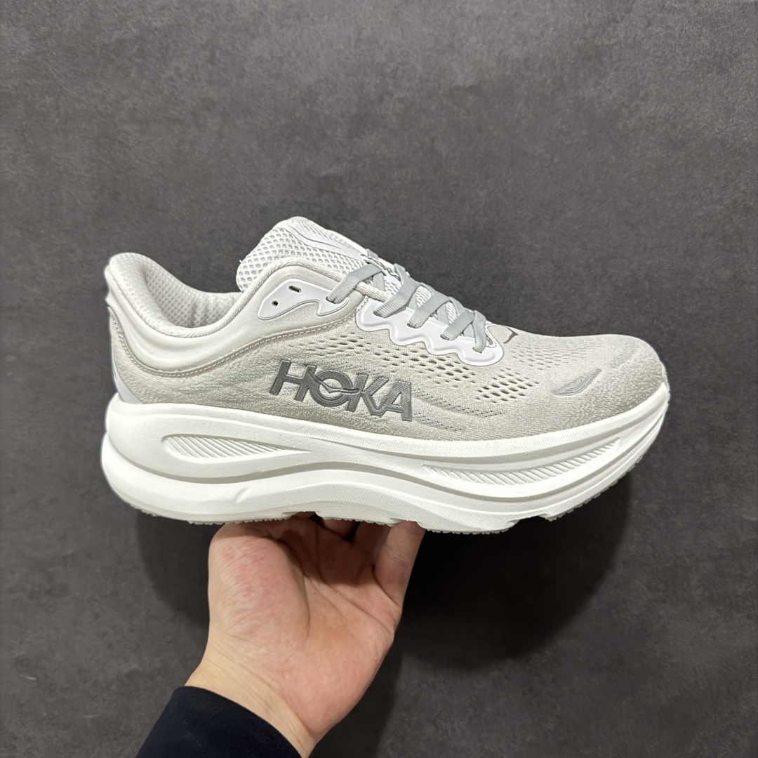 【HK版本】HOKA ONE ONE Bondi 9 WIDE 邦迪九代舒适防滑耐磨低帮休闲跑步鞋 专业大厂出品 市面顶级品质 细节只对比原版 无任何差别 原材料打造 HOKA ONE ONE是来自美国的跑步鞋知名品牌,创立于2009年,始终致力于为所有跑者提供更新、更好的跑步装备。相比常规跑鞋,HOKA ONE ONE特别研发使用性能独特的几何形跑鞋中底,此种鞋底更厚、更高、回弹性也更好,除了卓越的缓冲性能,它还能內各种阶段的跑者带来更具动感、更加稳定的跑步体验。HOKAONE ONE从设计之初就清楚意识到,要保证跑者步幅的均匀一致,双脚自然而然的运动至关重要。 尺码:36 36.5 37.5 38 38.5 39 40 40.5 41 42 42.5 43 44 44.5 45-选品中心