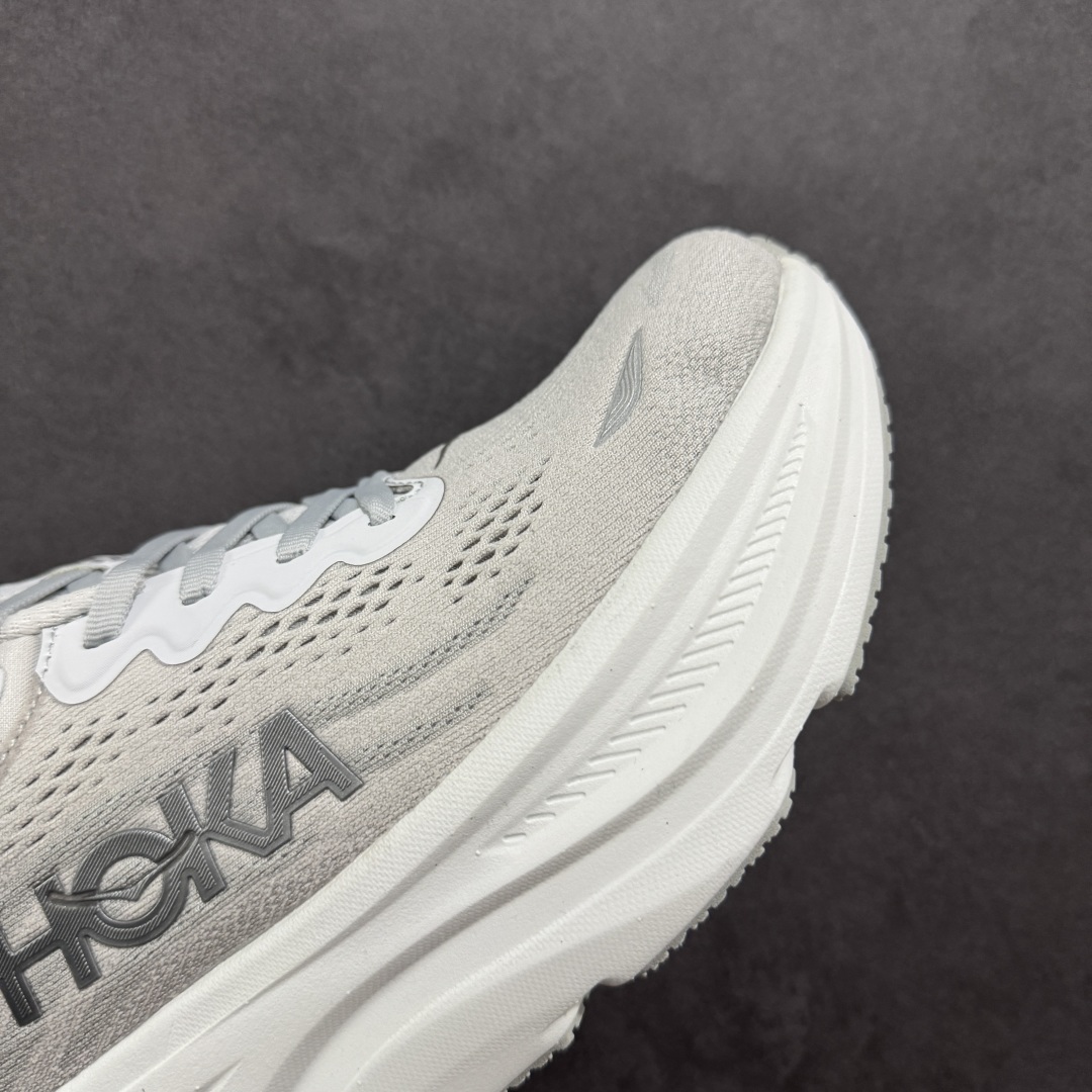 图片[5]-【HK版本】HOKA ONE ONE Bondi 9 WIDE 邦迪九代舒适防滑耐磨低帮休闲跑步鞋 专业大厂出品 市面顶级品质 细节只对比原版 无任何差别 原材料打造 HOKA ONE ONE是来自美国的跑步鞋知名品牌，创立于2009年，始终致力于为所有跑者提供更新、更好的跑步装备。相比常规跑鞋，HOKA ONE ONE特别研发使用性能独特的几何形跑鞋中底，此种鞋底更厚、更高、回弹性也更好，除了卓越的缓冲性能，它还能內各种阶段的跑者带来更具动感、更加稳定的跑步体验。HOKAONE ONE从设计之初就清楚意识到，要保证跑者步幅的均匀一致，双脚自然而然的运动至关重要。 尺码：36 36.5 37.5 38 38.5 39 40 40.5 41 42 42.5 43 44 44.5 45-选品中心