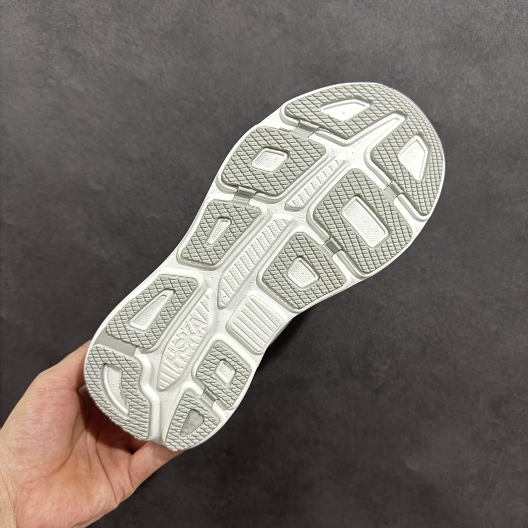 图片[9]-【HK版本】HOKA ONE ONE Bondi 9 WIDE 邦迪九代舒适防滑耐磨低帮休闲跑步鞋 专业大厂出品 市面顶级品质 细节只对比原版 无任何差别 原材料打造 HOKA ONE ONE是来自美国的跑步鞋知名品牌，创立于2009年，始终致力于为所有跑者提供更新、更好的跑步装备。相比常规跑鞋，HOKA ONE ONE特别研发使用性能独特的几何形跑鞋中底，此种鞋底更厚、更高、回弹性也更好，除了卓越的缓冲性能，它还能內各种阶段的跑者带来更具动感、更加稳定的跑步体验。HOKAONE ONE从设计之初就清楚意识到，要保证跑者步幅的均匀一致，双脚自然而然的运动至关重要。 尺码：36 36.5 37.5 38 38.5 39 40 40.5 41 42 42.5 43 44 44.5 45-选品中心