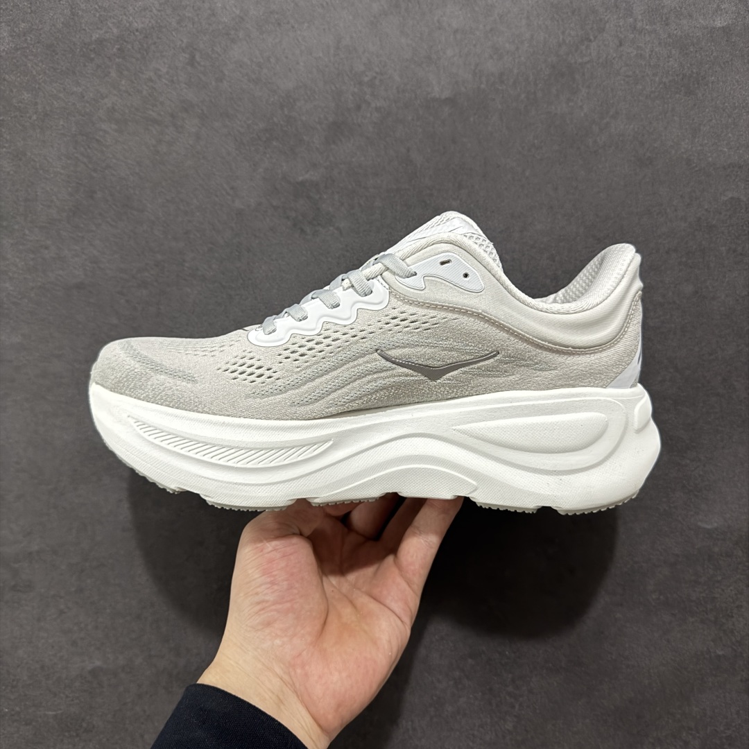 图片[2]-【HK版本】HOKA ONE ONE Bondi 9 WIDE 邦迪九代舒适防滑耐磨低帮休闲跑步鞋 专业大厂出品 市面顶级品质 细节只对比原版 无任何差别 原材料打造 HOKA ONE ONE是来自美国的跑步鞋知名品牌，创立于2009年，始终致力于为所有跑者提供更新、更好的跑步装备。相比常规跑鞋，HOKA ONE ONE特别研发使用性能独特的几何形跑鞋中底，此种鞋底更厚、更高、回弹性也更好，除了卓越的缓冲性能，它还能內各种阶段的跑者带来更具动感、更加稳定的跑步体验。HOKAONE ONE从设计之初就清楚意识到，要保证跑者步幅的均匀一致，双脚自然而然的运动至关重要。 尺码：36 36.5 37.5 38 38.5 39 40 40.5 41 42 42.5 43 44 44.5 45-选品中心