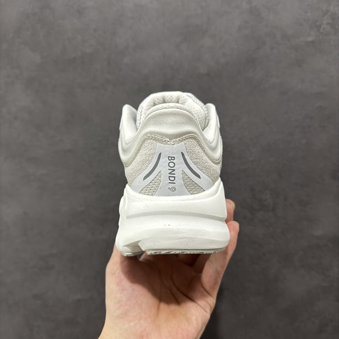 图片[4]-【HK版本】HOKA ONE ONE Bondi 9 WIDE 邦迪九代舒适防滑耐磨低帮休闲跑步鞋 专业大厂出品 市面顶级品质 细节只对比原版 无任何差别 原材料打造 HOKA ONE ONE是来自美国的跑步鞋知名品牌，创立于2009年，始终致力于为所有跑者提供更新、更好的跑步装备。相比常规跑鞋，HOKA ONE ONE特别研发使用性能独特的几何形跑鞋中底，此种鞋底更厚、更高、回弹性也更好，除了卓越的缓冲性能，它还能內各种阶段的跑者带来更具动感、更加稳定的跑步体验。HOKAONE ONE从设计之初就清楚意识到，要保证跑者步幅的均匀一致，双脚自然而然的运动至关重要。 尺码：36 36.5 37.5 38 38.5 39 40 40.5 41 42 42.5 43 44 44.5 45-选品中心