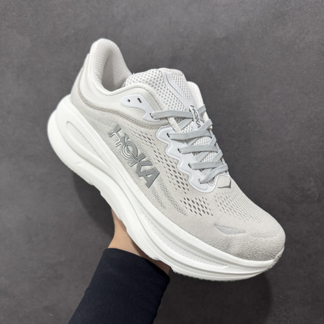 图片[3]-【HK版本】HOKA ONE ONE Bondi 9 WIDE 邦迪九代舒适防滑耐磨低帮休闲跑步鞋 专业大厂出品 市面顶级品质 细节只对比原版 无任何差别 原材料打造 HOKA ONE ONE是来自美国的跑步鞋知名品牌，创立于2009年，始终致力于为所有跑者提供更新、更好的跑步装备。相比常规跑鞋，HOKA ONE ONE特别研发使用性能独特的几何形跑鞋中底，此种鞋底更厚、更高、回弹性也更好，除了卓越的缓冲性能，它还能內各种阶段的跑者带来更具动感、更加稳定的跑步体验。HOKAONE ONE从设计之初就清楚意识到，要保证跑者步幅的均匀一致，双脚自然而然的运动至关重要。 尺码：36 36.5 37.5 38 38.5 39 40 40.5 41 42 42.5 43 44 44.5 45-选品中心
