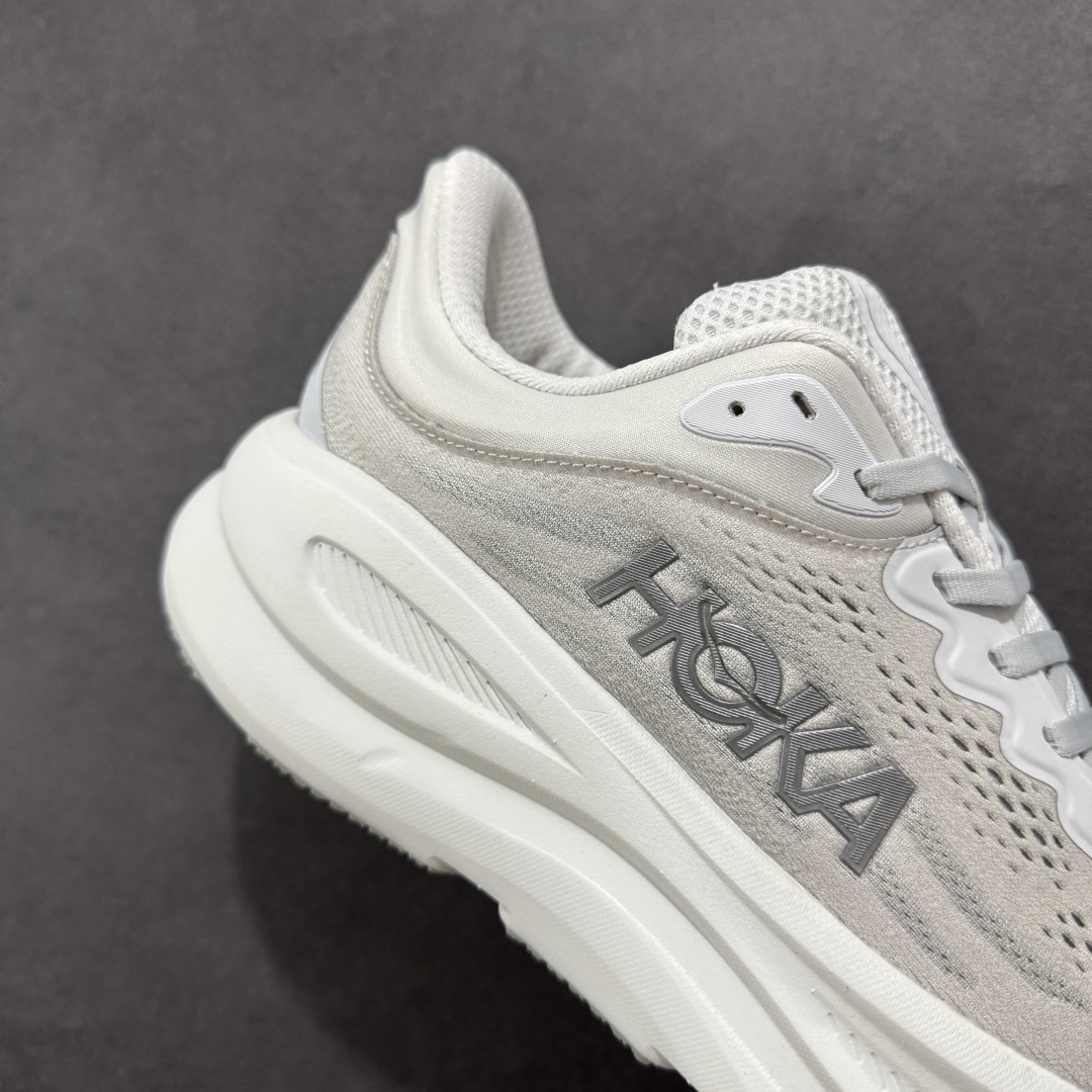 图片[6]-【HK版本】HOKA ONE ONE Bondi 9 WIDE 邦迪九代舒适防滑耐磨低帮休闲跑步鞋 专业大厂出品 市面顶级品质 细节只对比原版 无任何差别 原材料打造 HOKA ONE ONE是来自美国的跑步鞋知名品牌，创立于2009年，始终致力于为所有跑者提供更新、更好的跑步装备。相比常规跑鞋，HOKA ONE ONE特别研发使用性能独特的几何形跑鞋中底，此种鞋底更厚、更高、回弹性也更好，除了卓越的缓冲性能，它还能內各种阶段的跑者带来更具动感、更加稳定的跑步体验。HOKAONE ONE从设计之初就清楚意识到，要保证跑者步幅的均匀一致，双脚自然而然的运动至关重要。 尺码：36 36.5 37.5 38 38.5 39 40 40.5 41 42 42.5 43 44 44.5 45-选品中心