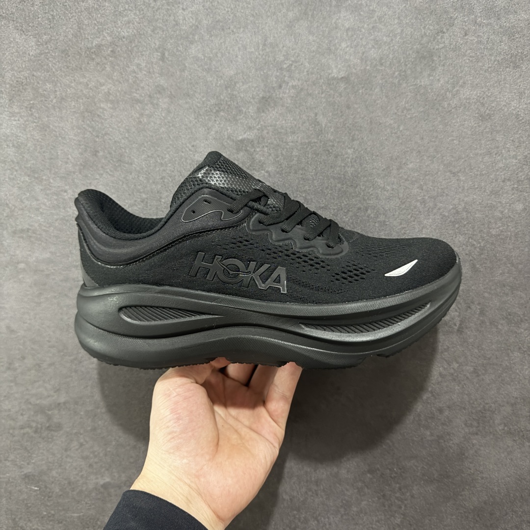 【HK版本】HOKA ONE ONE Bondi 9 WIDE 邦迪九代舒适防滑耐磨低帮休闲跑步鞋 专业大厂出品 市面顶级品质 细节只对比原版 无任何差别 原材料打造 HOKA ONE ONE是来自美国的跑步鞋知名品牌,创立于2009年,始终致力于为所有跑者提供更新、更好的跑步装备。相比常规跑鞋,HOKA ONE ONE特别研发使用性能独特的几何形跑鞋中底,此种鞋底更厚、更高、回弹性也更好,除了卓越的缓冲性能,它还能內各种阶段的跑者带来更具动感、更加稳定的跑步体验。HOKAONE ONE从设计之初就清楚意识到,要保证跑者步幅的均匀一致,双脚自然而然的运动至关重要。 尺码:36 36.5 37.5 38 38.5 39 40 40.5 41 42 42.5 43 44 44.5 45-选品中心