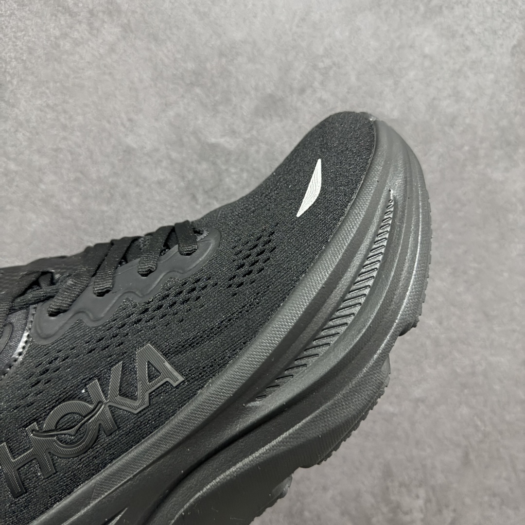 图片[5]-【HK版本】HOKA ONE ONE Bondi 9 WIDE 邦迪九代舒适防滑耐磨低帮休闲跑步鞋 专业大厂出品 市面顶级品质 细节只对比原版 无任何差别 原材料打造 HOKA ONE ONE是来自美国的跑步鞋知名品牌，创立于2009年，始终致力于为所有跑者提供更新、更好的跑步装备。相比常规跑鞋，HOKA ONE ONE特别研发使用性能独特的几何形跑鞋中底，此种鞋底更厚、更高、回弹性也更好，除了卓越的缓冲性能，它还能內各种阶段的跑者带来更具动感、更加稳定的跑步体验。HOKAONE ONE从设计之初就清楚意识到，要保证跑者步幅的均匀一致，双脚自然而然的运动至关重要。 尺码：36 36.5 37.5 38 38.5 39 40 40.5 41 42 42.5 43 44 44.5 45-选品中心