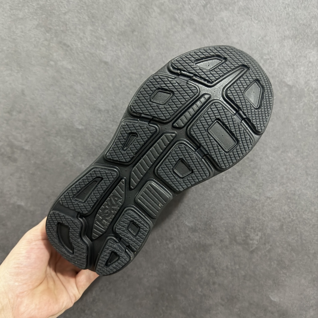 图片[9]-【HK版本】HOKA ONE ONE Bondi 9 WIDE 邦迪九代舒适防滑耐磨低帮休闲跑步鞋 专业大厂出品 市面顶级品质 细节只对比原版 无任何差别 原材料打造 HOKA ONE ONE是来自美国的跑步鞋知名品牌，创立于2009年，始终致力于为所有跑者提供更新、更好的跑步装备。相比常规跑鞋，HOKA ONE ONE特别研发使用性能独特的几何形跑鞋中底，此种鞋底更厚、更高、回弹性也更好，除了卓越的缓冲性能，它还能內各种阶段的跑者带来更具动感、更加稳定的跑步体验。HOKAONE ONE从设计之初就清楚意识到，要保证跑者步幅的均匀一致，双脚自然而然的运动至关重要。 尺码：36 36.5 37.5 38 38.5 39 40 40.5 41 42 42.5 43 44 44.5 45-选品中心