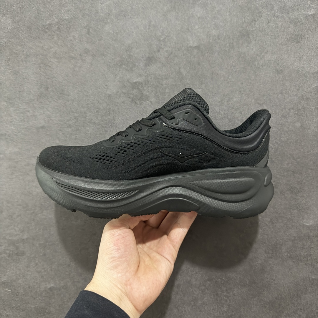 图片[2]-【HK版本】HOKA ONE ONE Bondi 9 WIDE 邦迪九代舒适防滑耐磨低帮休闲跑步鞋 专业大厂出品 市面顶级品质 细节只对比原版 无任何差别 原材料打造 HOKA ONE ONE是来自美国的跑步鞋知名品牌，创立于2009年，始终致力于为所有跑者提供更新、更好的跑步装备。相比常规跑鞋，HOKA ONE ONE特别研发使用性能独特的几何形跑鞋中底，此种鞋底更厚、更高、回弹性也更好，除了卓越的缓冲性能，它还能內各种阶段的跑者带来更具动感、更加稳定的跑步体验。HOKAONE ONE从设计之初就清楚意识到，要保证跑者步幅的均匀一致，双脚自然而然的运动至关重要。 尺码：36 36.5 37.5 38 38.5 39 40 40.5 41 42 42.5 43 44 44.5 45-选品中心