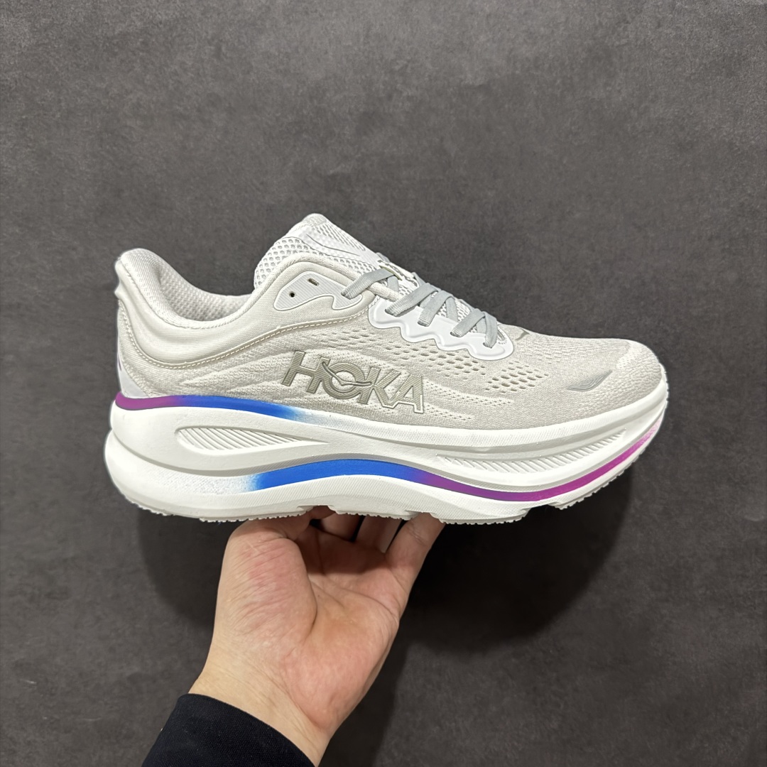 【HK版本】HOKA ONE ONE Bondi 9 WIDE 邦迪九代舒适防滑耐磨低帮休闲跑步鞋 专业大厂出品 市面顶级品质 细节只对比原版 无任何差别 原材料打造 HOKA ONE ONE是来自美国的跑步鞋知名品牌,创立于2009年,始终致力于为所有跑者提供更新、更好的跑步装备。相比常规跑鞋,HOKA ONE ONE特别研发使用性能独特的几何形跑鞋中底,此种鞋底更厚、更高、回弹性也更好,除了卓越的缓冲性能,它还能內各种阶段的跑者带来更具动感、更加稳定的跑步体验。HOKAONE ONE从设计之初就清楚意识到,要保证跑者步幅的均匀一致,双脚自然而然的运动至关重要。 尺码:36 36.5 37.5 38 38.5 39 40 40.5 41 42 42.5 43 44 44.5 45-选品中心