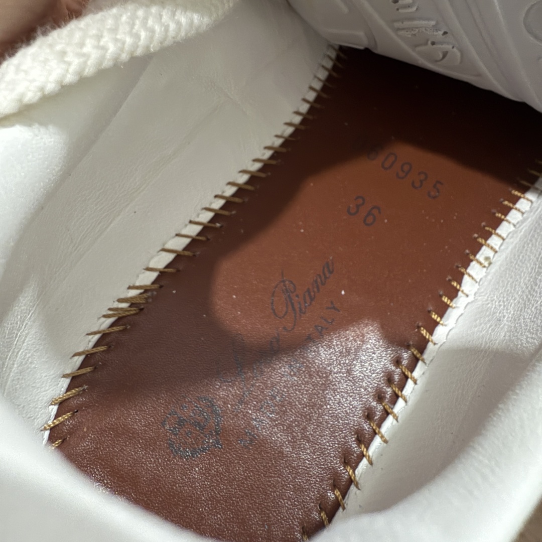 图片[10]-【佛山超A版】Loro Piana LP Tennis Walk Low 生活系列低帮复古百搭德训风休闲运动板鞋 意大利顶级奢侈品牌·诺悠翩雅 这款新款绒面革网球鞋采用超低帮设计 适合全年穿着 并具有防水性能 包边鞋底营造轻松迷人的色彩组合 将功能性与低调个性风格和谐融合 打造都市着装的理想鞋履选择 鞋跟处饰以Kummel色嵌片 柔软小牛皮鞋舌 压印LP徽标 棉质鞋带材质 鞋面：牛剖层绒面革 鞋底：橡胶 衬里：牛皮革 尺码：35 36 37 38 39 40 41 42 43 44 45-选品中心