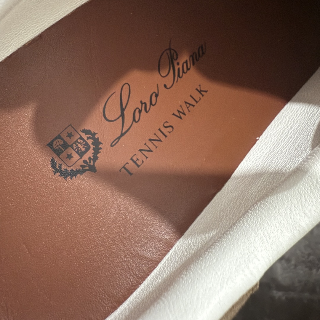 图片[8]-【佛山超A版】Loro Piana LP Tennis Walk Low 生活系列低帮复古百搭德训风休闲运动板鞋 意大利顶级奢侈品牌·诺悠翩雅 这款新款绒面革网球鞋采用超低帮设计 适合全年穿着 并具有防水性能 包边鞋底营造轻松迷人的色彩组合 将功能性与低调个性风格和谐融合 打造都市着装的理想鞋履选择 鞋跟处饰以Kummel色嵌片 柔软小牛皮鞋舌 压印LP徽标 棉质鞋带材质 鞋面：牛剖层绒面革 鞋底：橡胶 衬里：牛皮革 尺码：35 36 37 38 39 40 41 42 43 44 45-选品中心