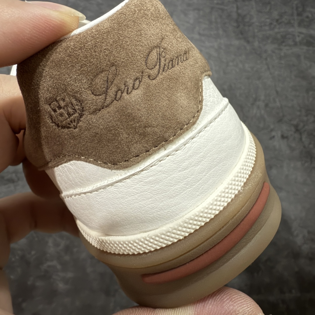图片[2]-【佛山超A版】Loro Piana LP Tennis Walk Low 生活系列低帮复古百搭德训风休闲运动板鞋 意大利顶级奢侈品牌·诺悠翩雅 这款新款绒面革网球鞋采用超低帮设计 适合全年穿着 并具有防水性能 包边鞋底营造轻松迷人的色彩组合 将功能性与低调个性风格和谐融合 打造都市着装的理想鞋履选择 鞋跟处饰以Kummel色嵌片 柔软小牛皮鞋舌 压印LP徽标 棉质鞋带材质 鞋面：牛剖层绒面革 鞋底：橡胶 衬里：牛皮革 尺码：35 36 37 38 39 40 41 42 43 44 45-选品中心